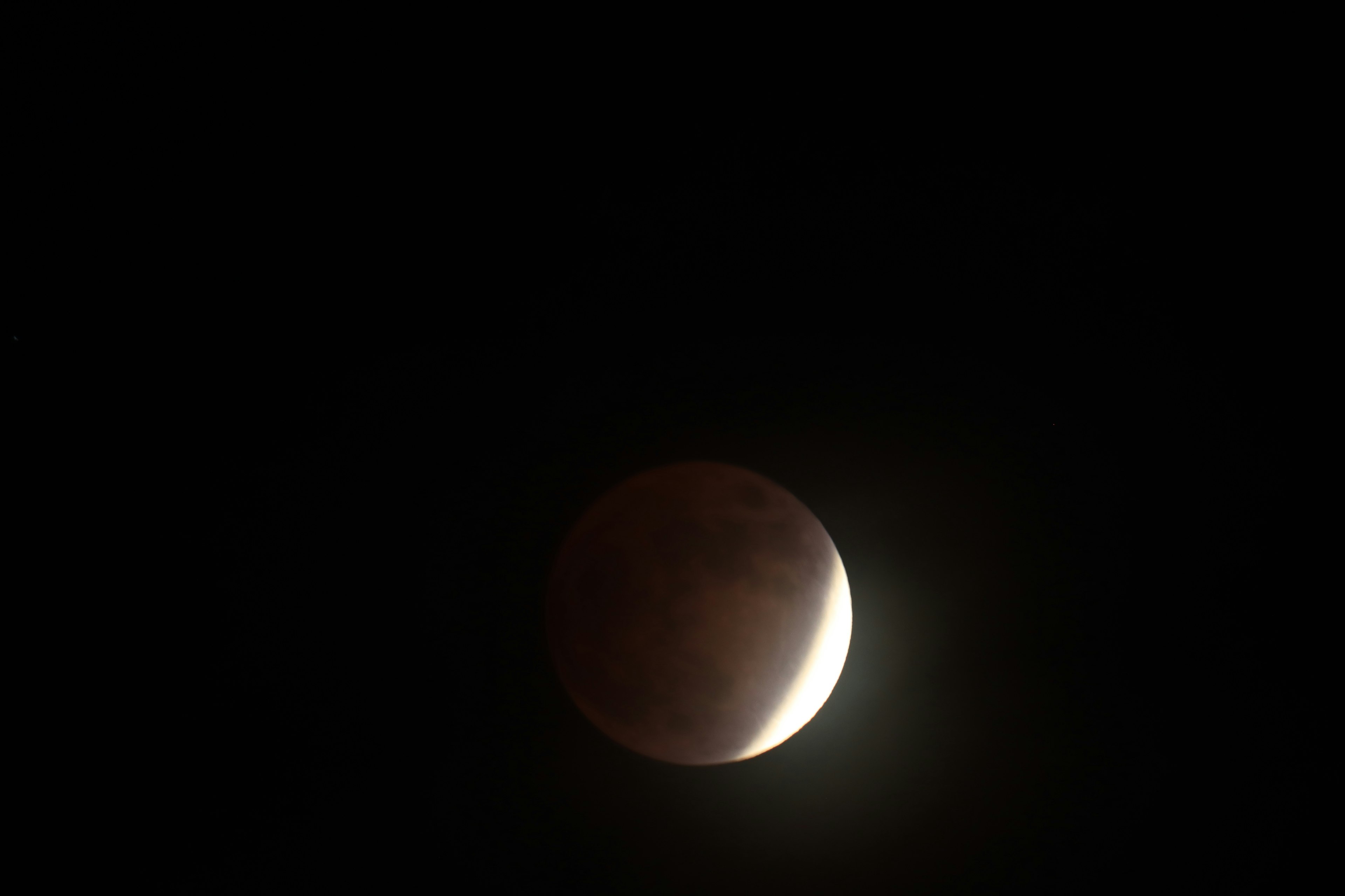 Bella vista della luna durante un'eclissi lunare su sfondo scuro