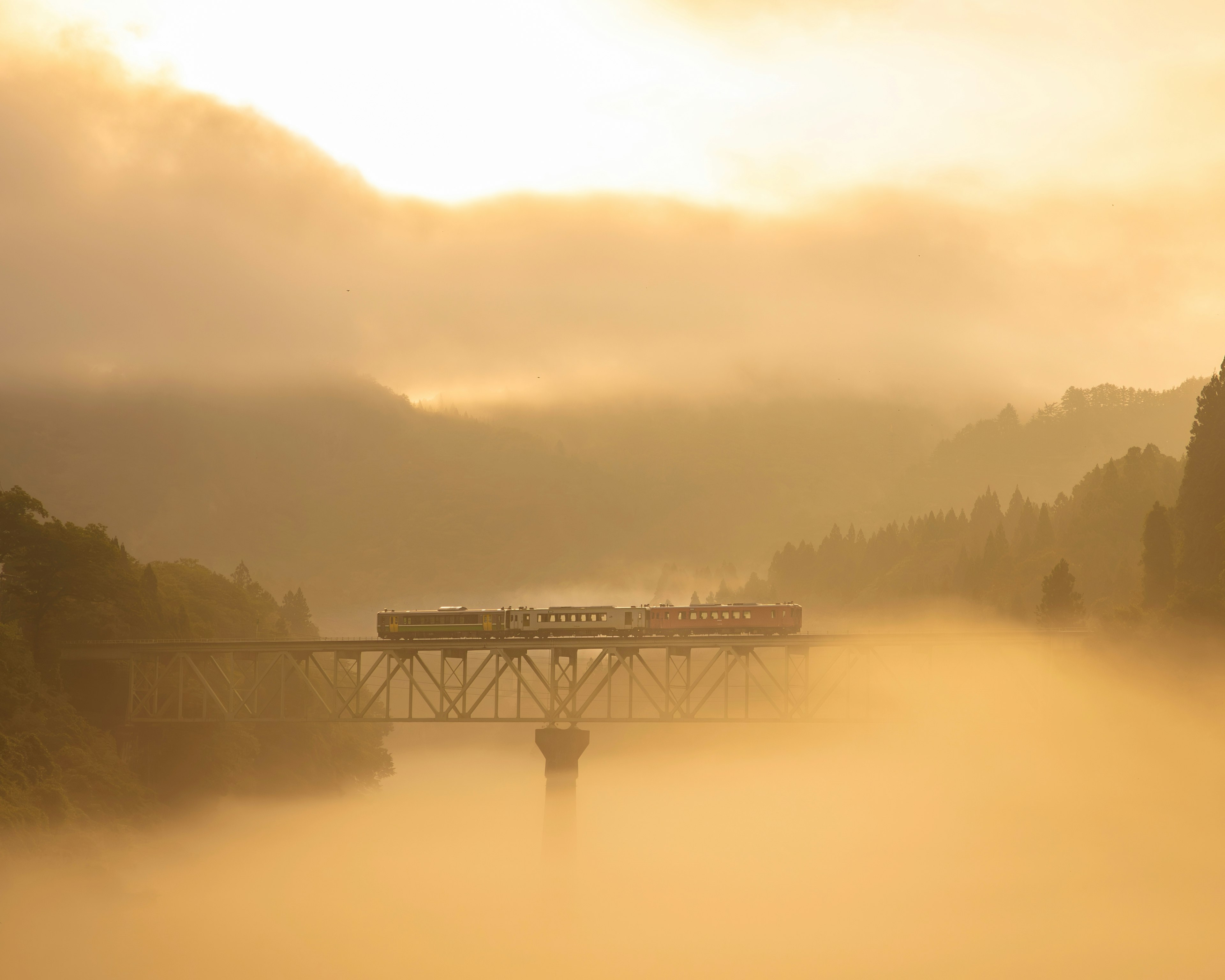 霧の中を走る列車と橋の美しい風景