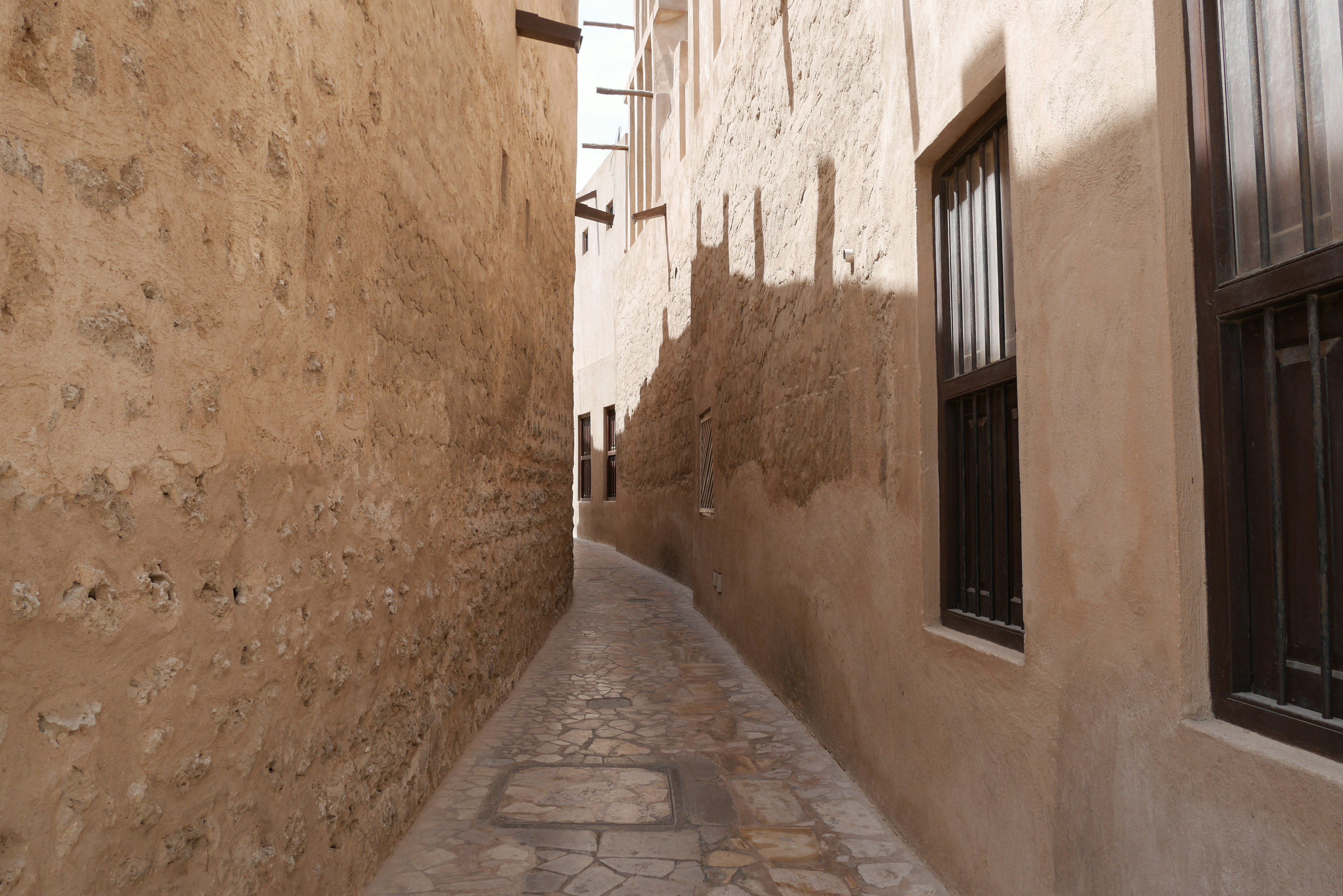 Stretto vicolo in ciottoli tra vecchi edifici