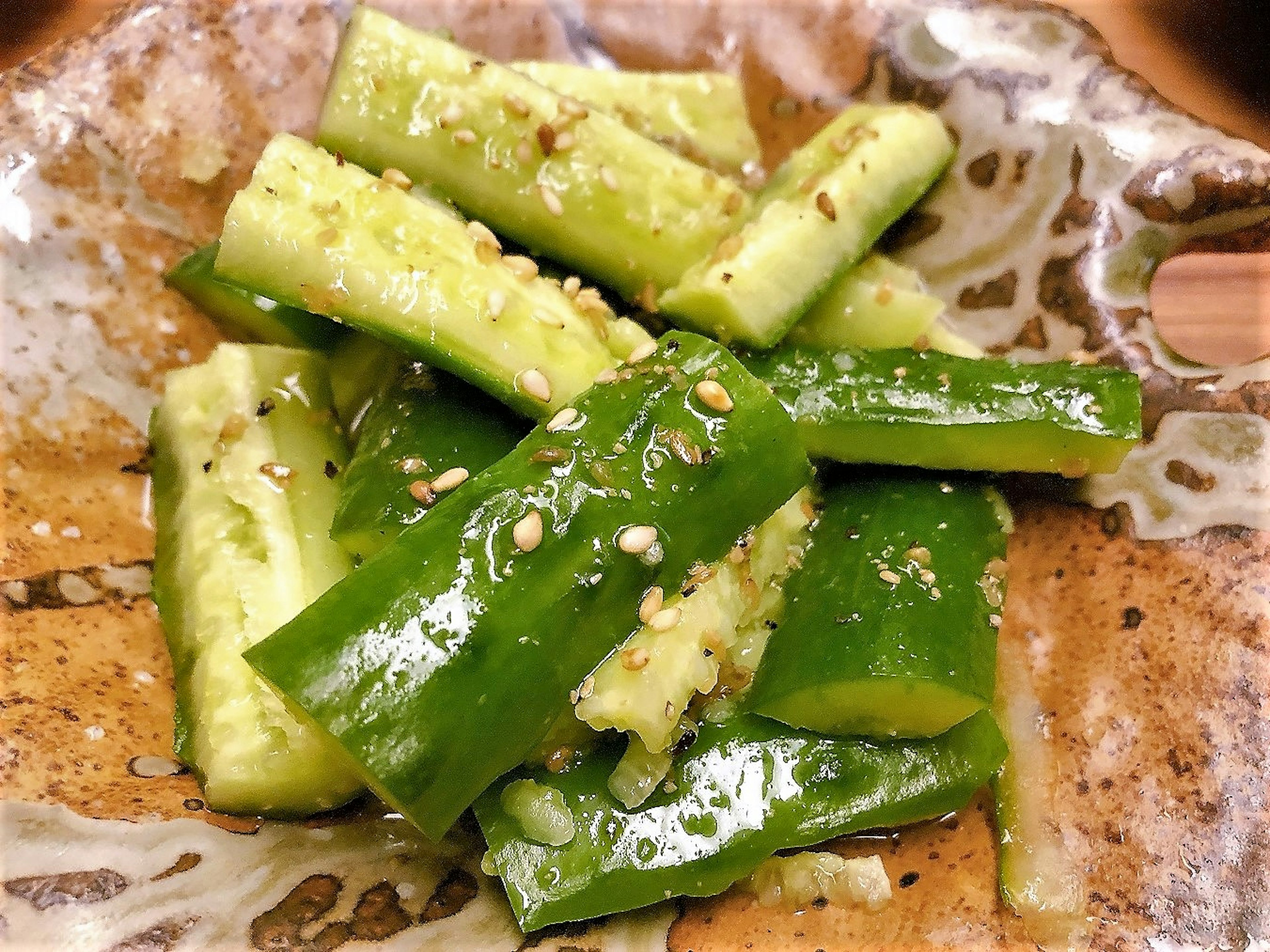 Ensalada de pepino fresco presentada en un plato decorativo