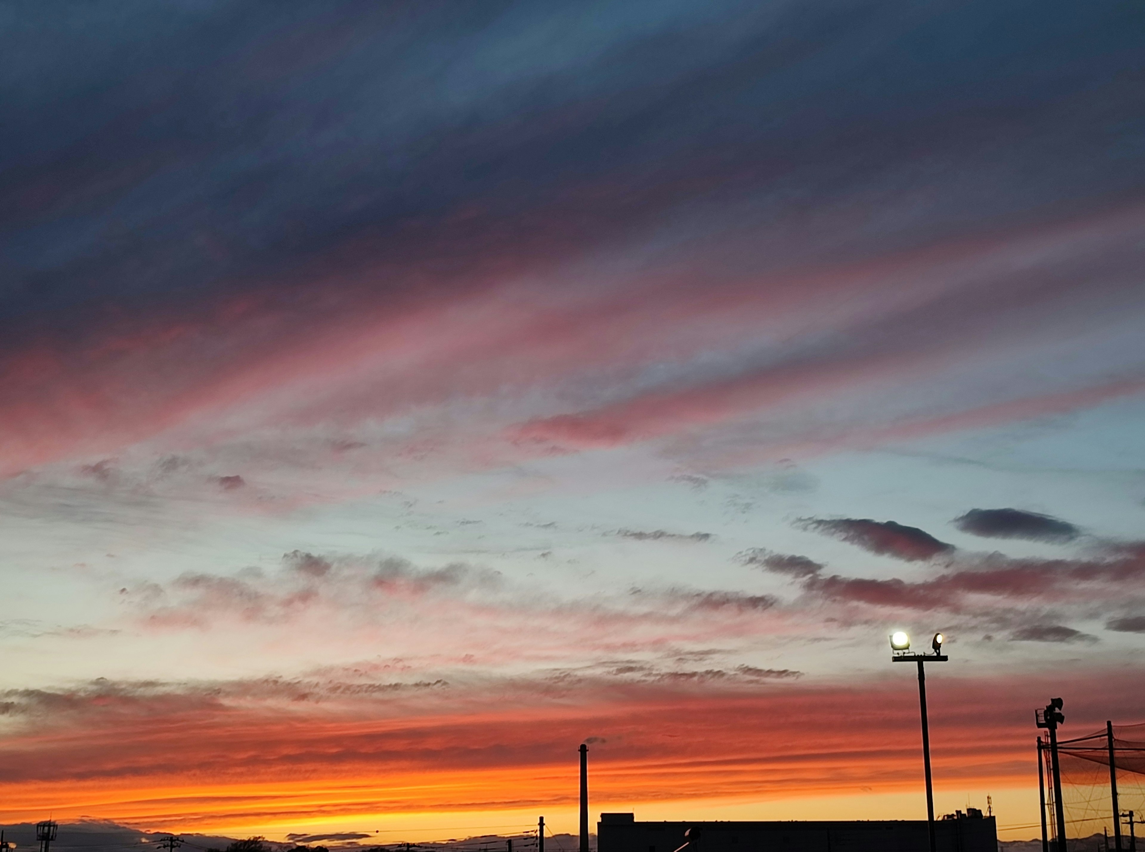 Ciel orange et violet magnifique au coucher du soleil