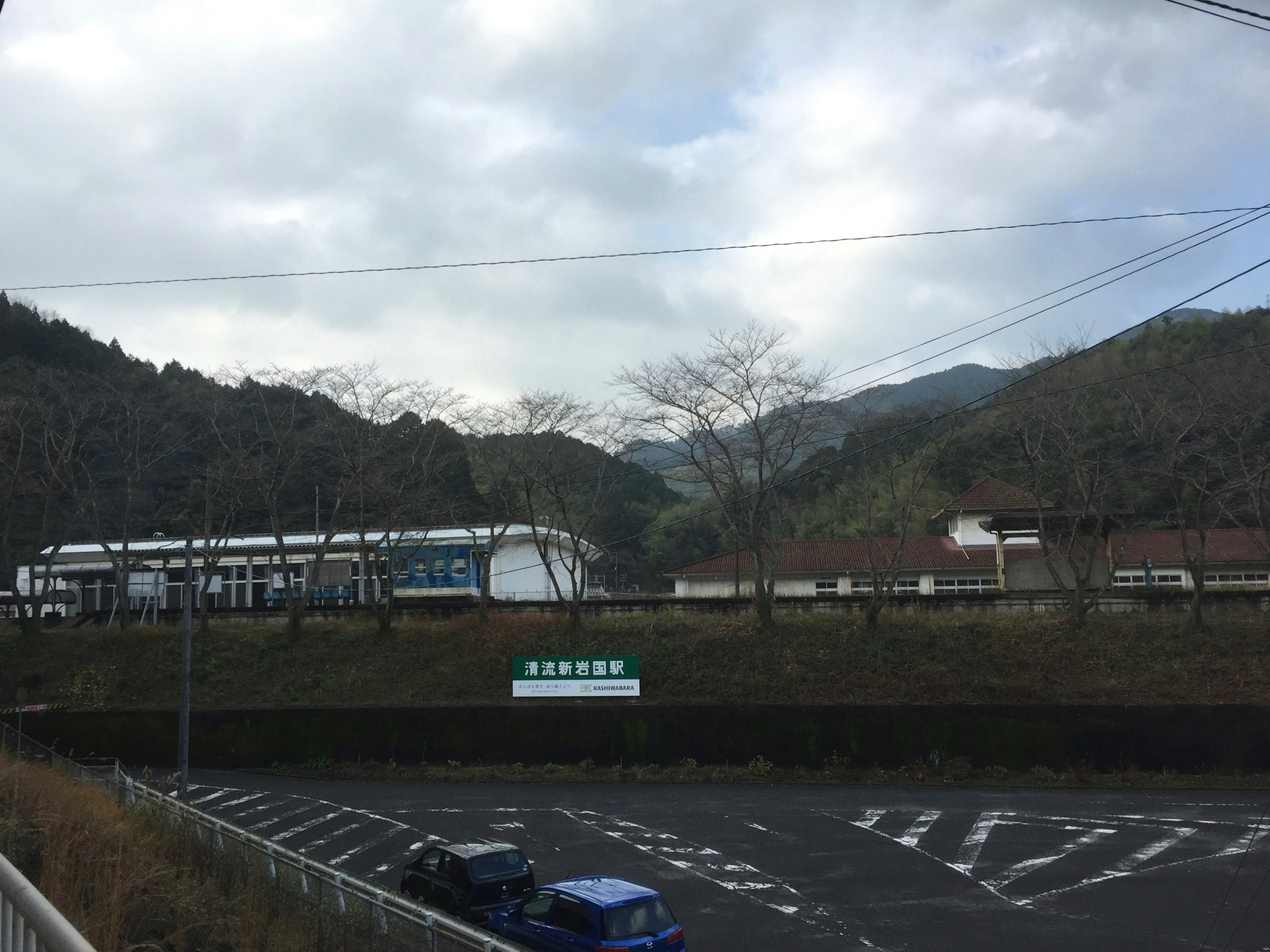 Vue panoramique des montagnes avec un train et un parking