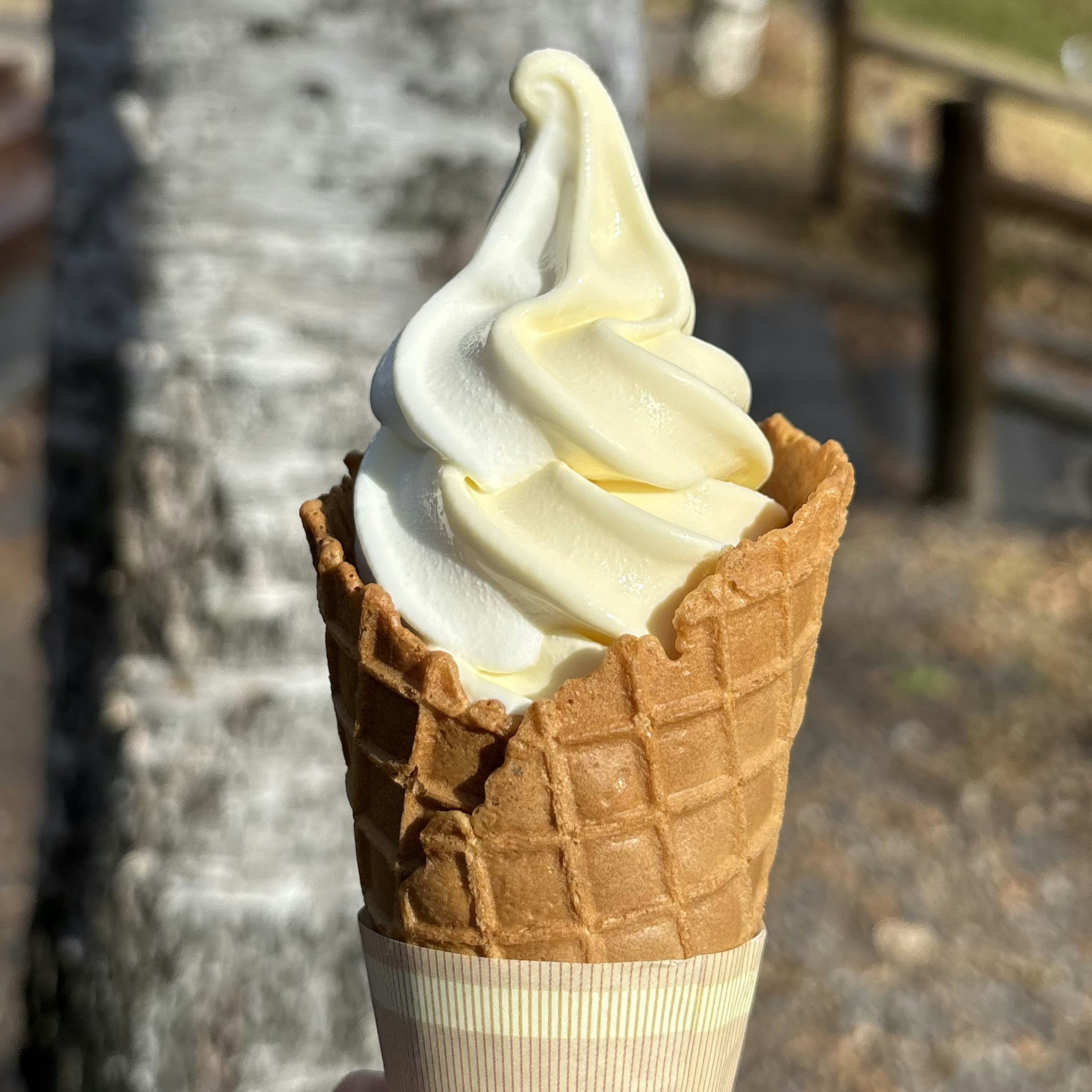 軟冰淇淋在華夫餅中，形成奶油漩渦