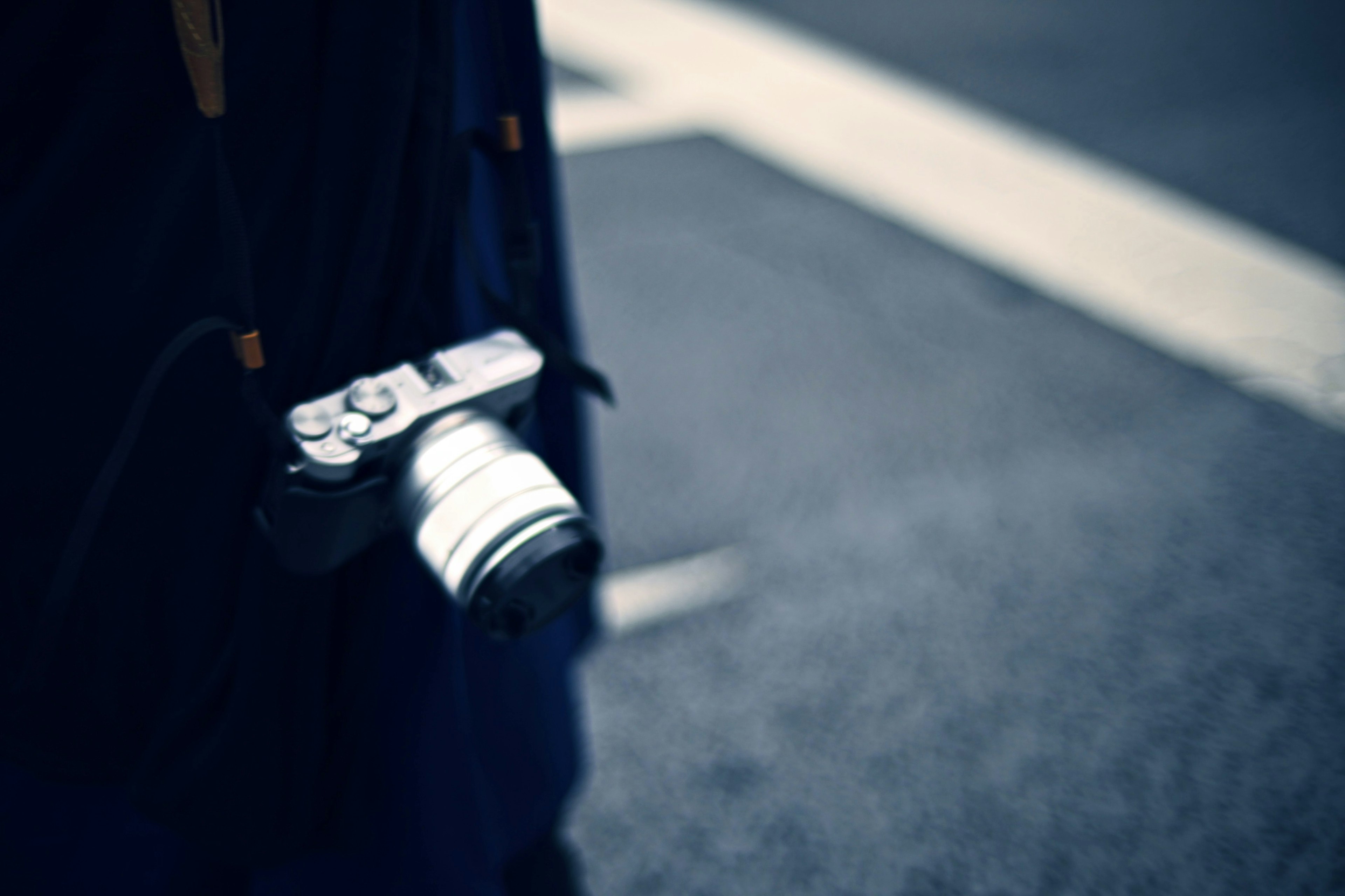 Primo piano di una persona che tiene una macchina fotografica pronta per la fotografia