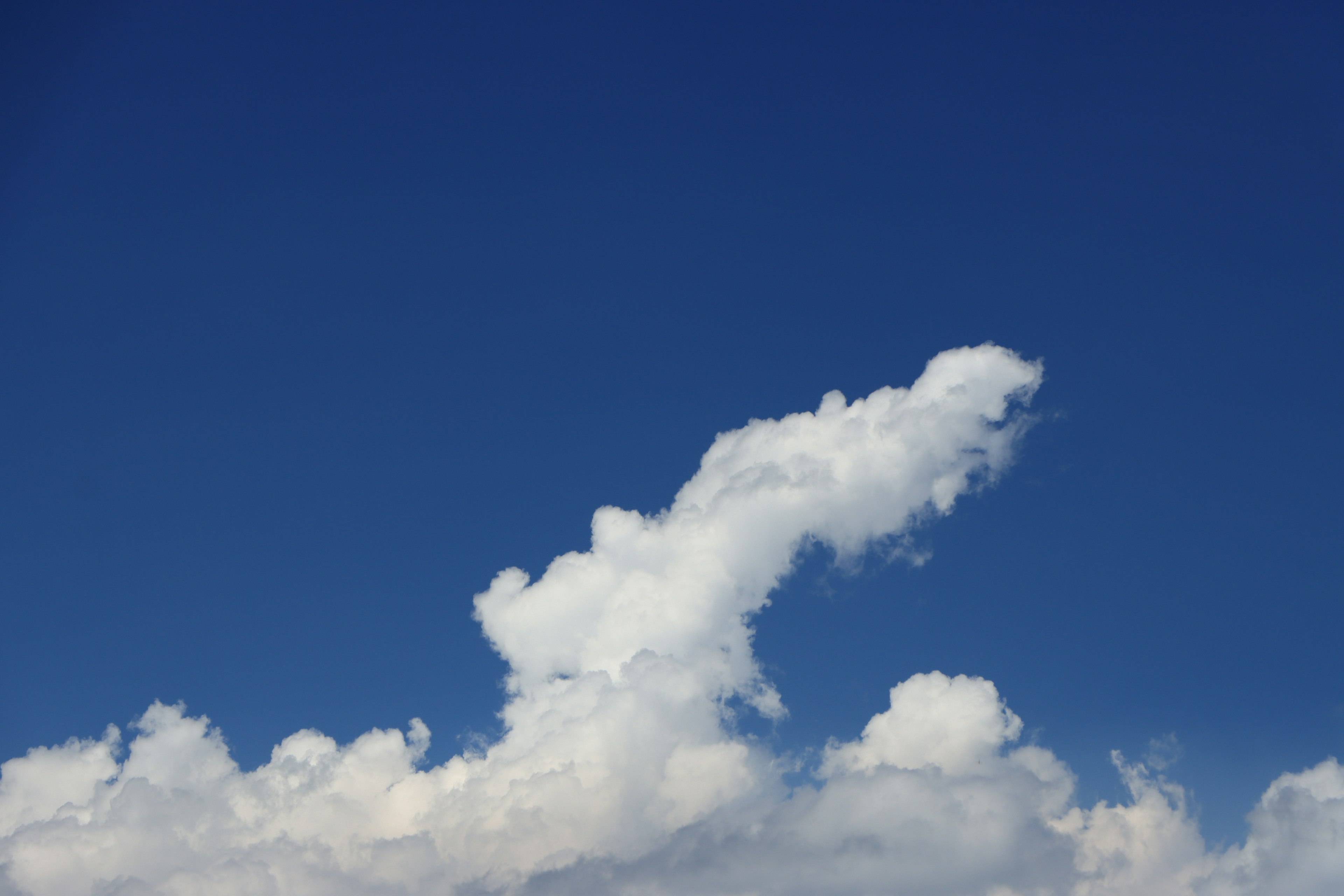 Formación de nubes distintiva en un cielo azul claro