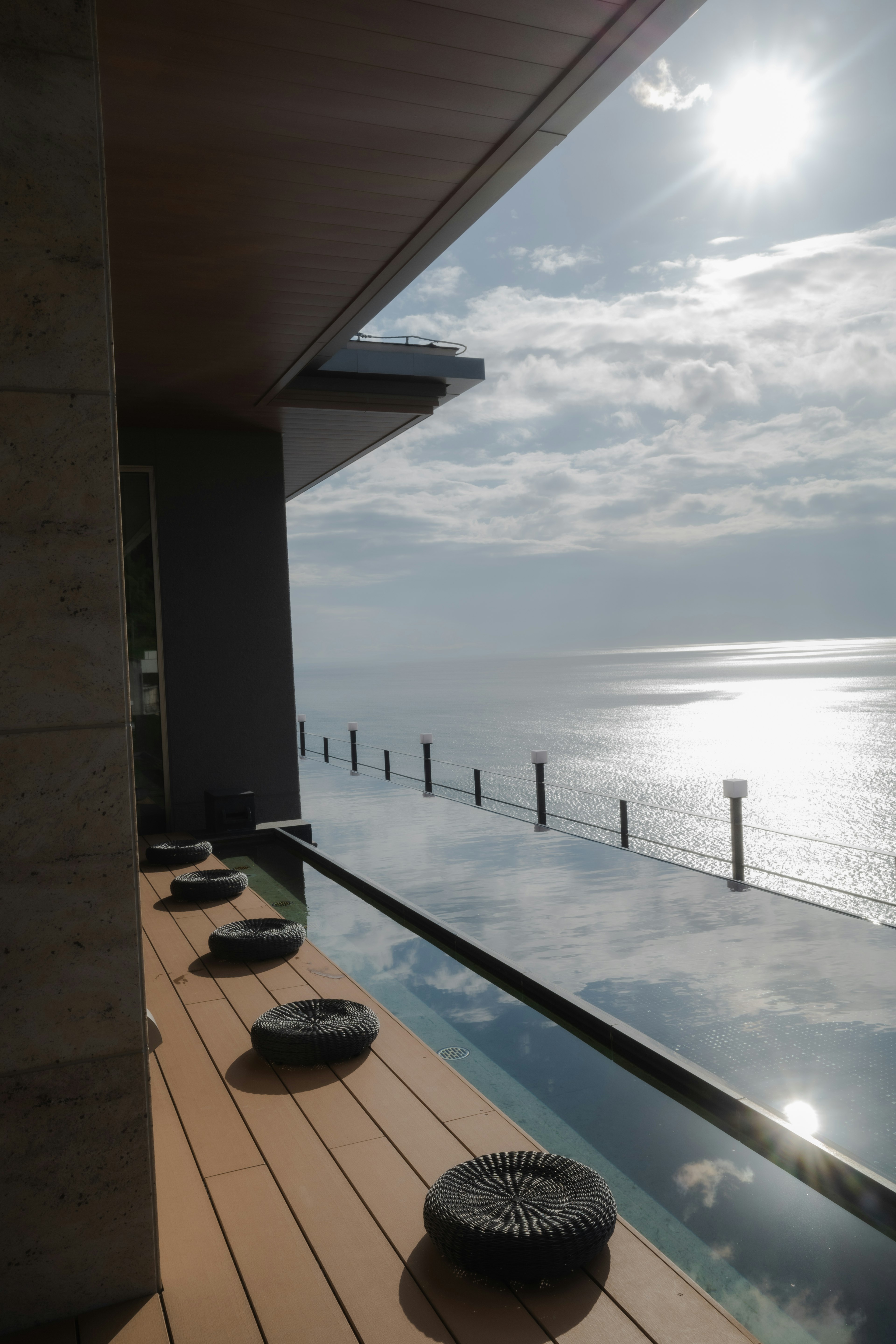 Balkon modern menghadap laut dengan kolam reflektif