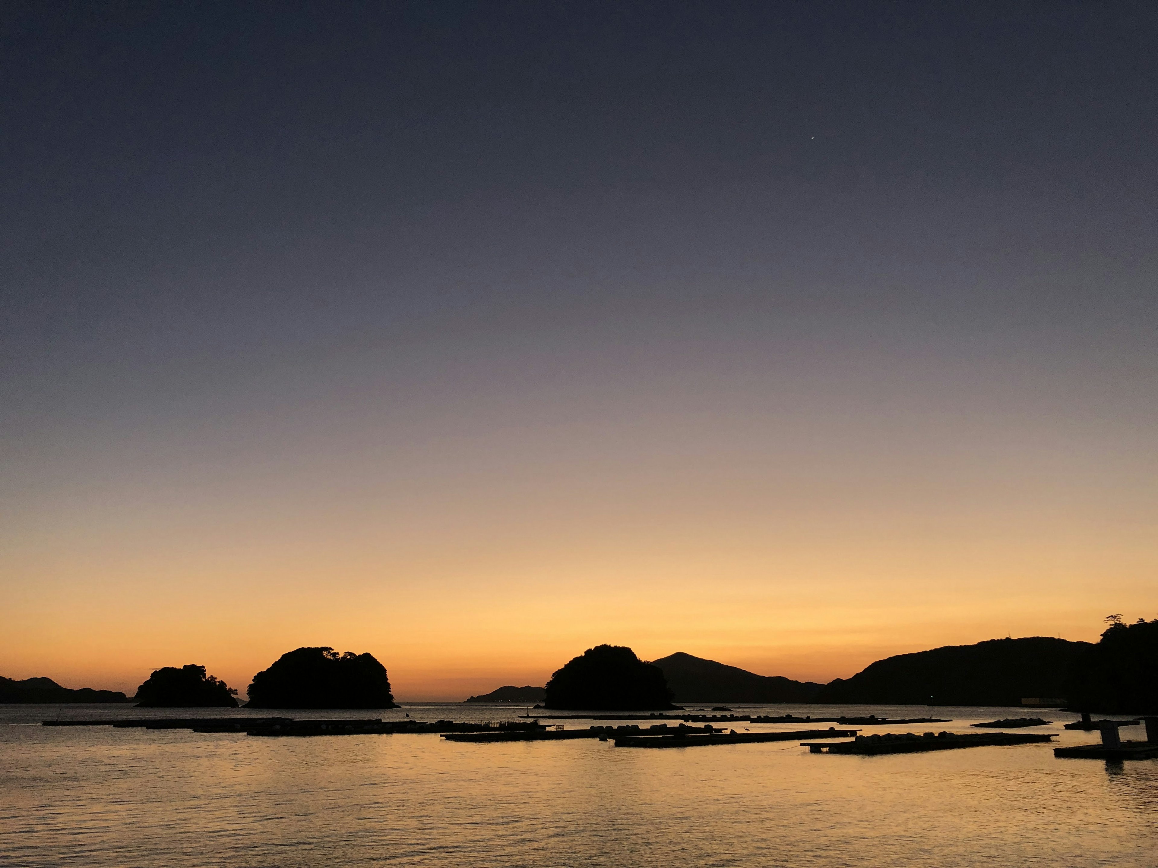 海上美麗的日落與島嶼的輪廓