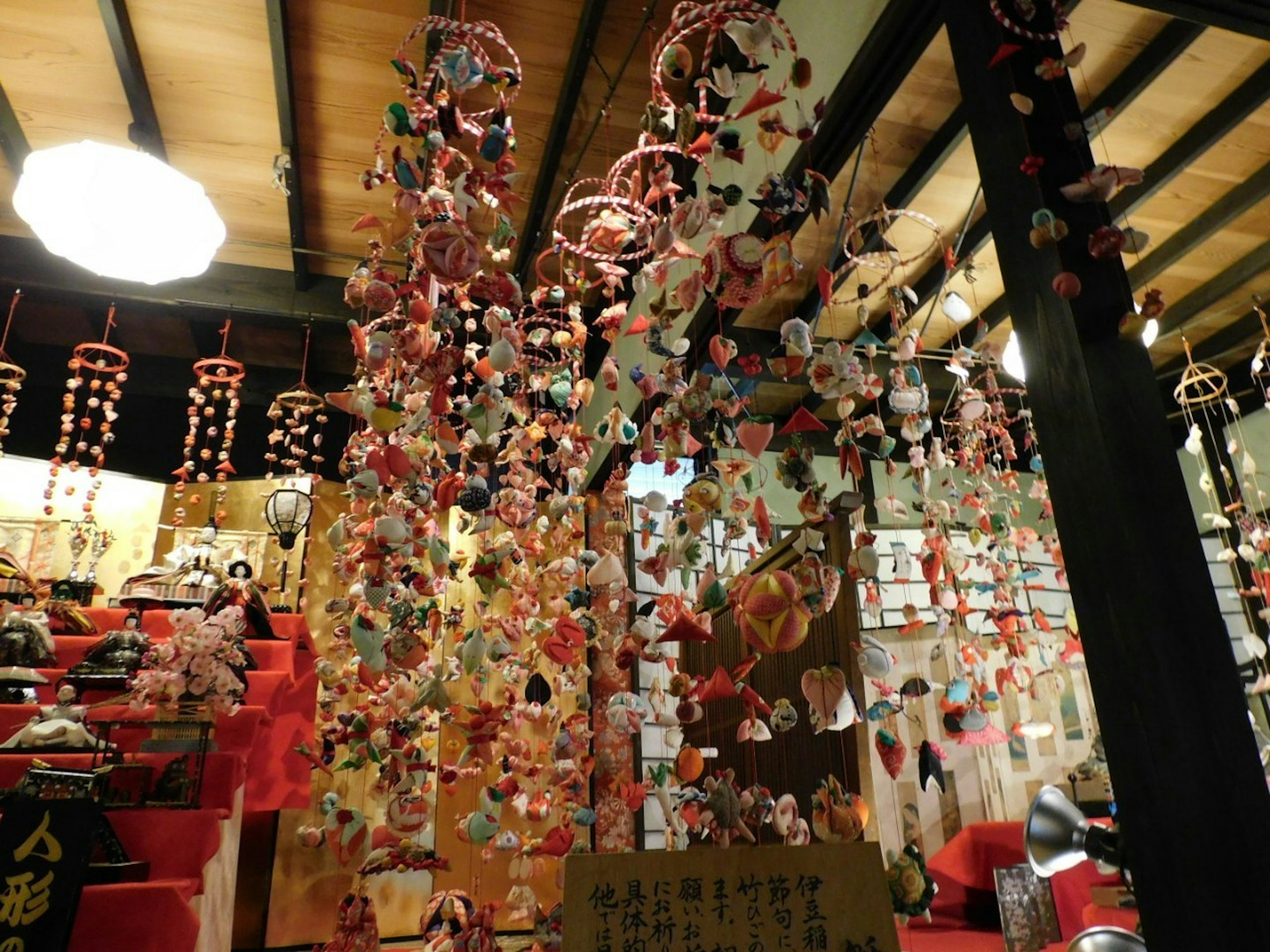 Interior japonés tradicional con adornos colgantes coloridos