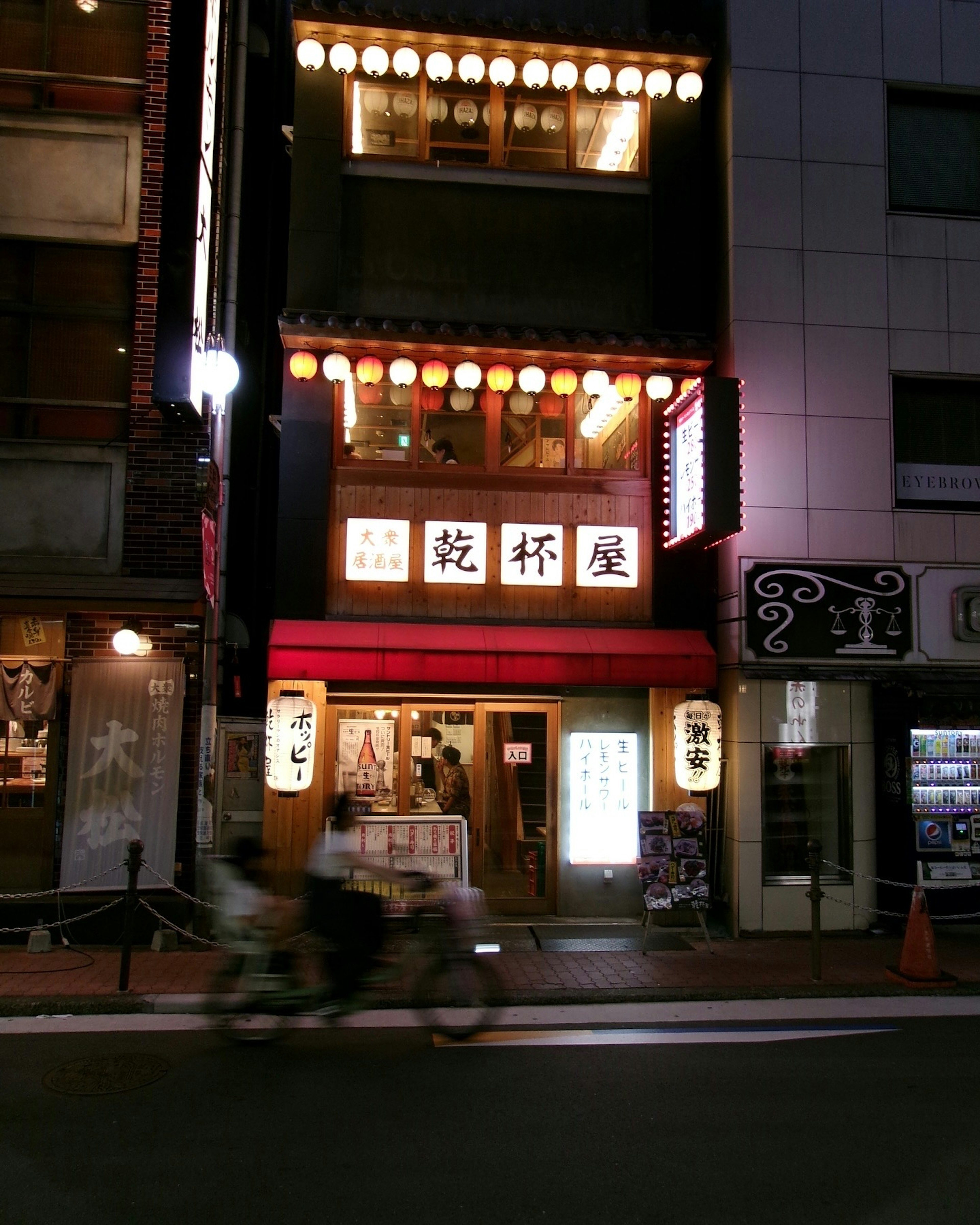 Restaurante japonés con letrero brillante de noche