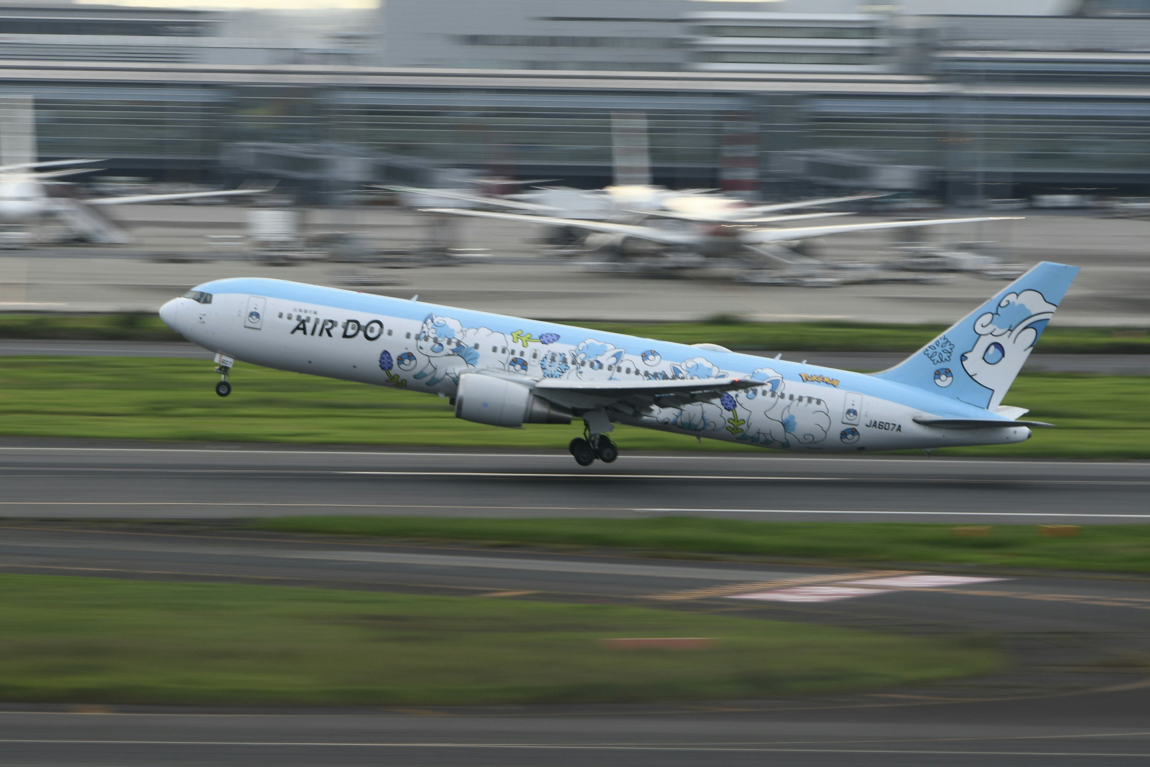 Aereo dipinto di blu che decolla sulla pista