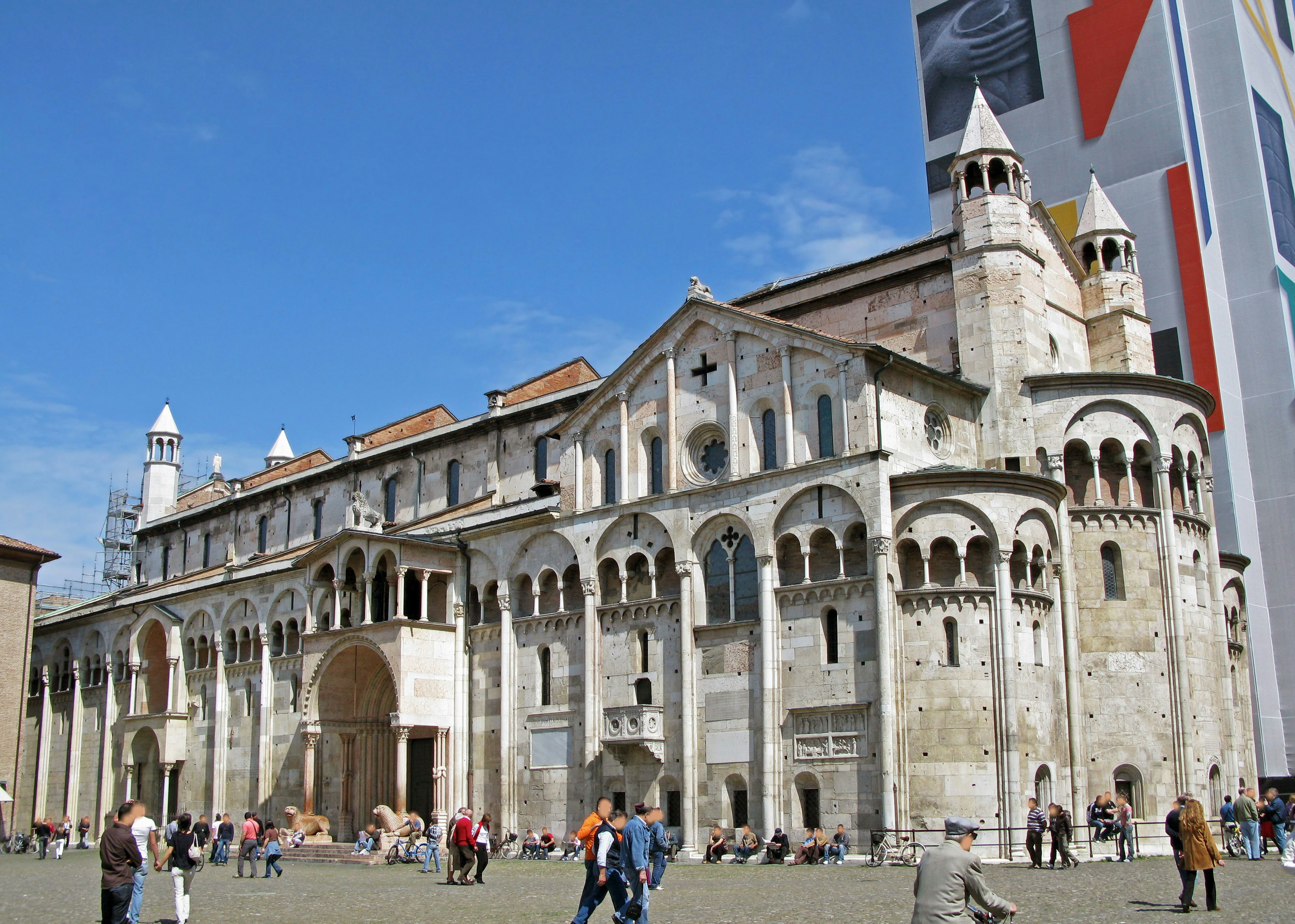 Extérieur de la cathédrale de Modène avec des touristes sous un ciel bleu