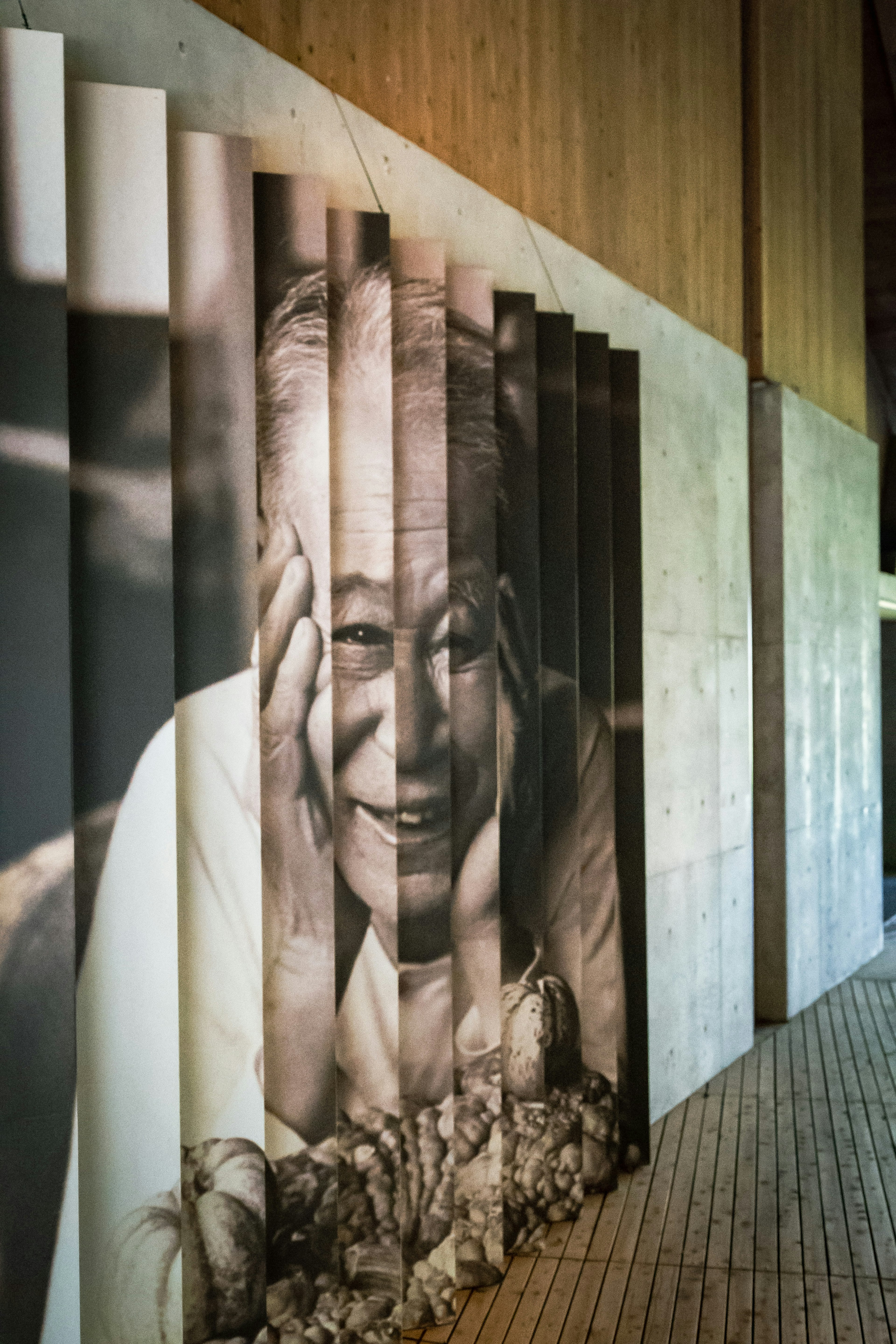 Une image frappante d'un homme souriant affichée sur le mur dans un espace artistique