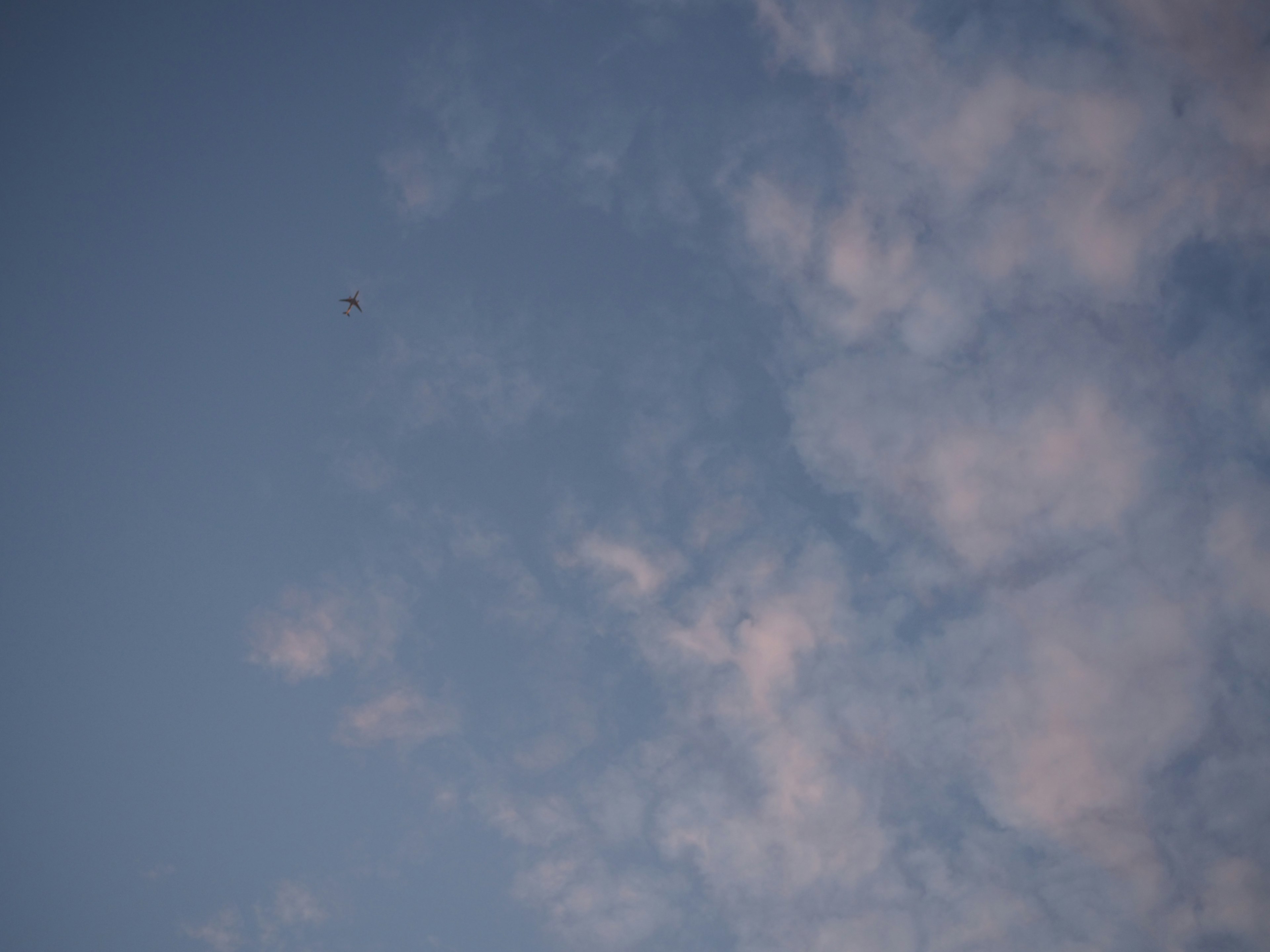 Un cielo azul lleno de nubes suaves