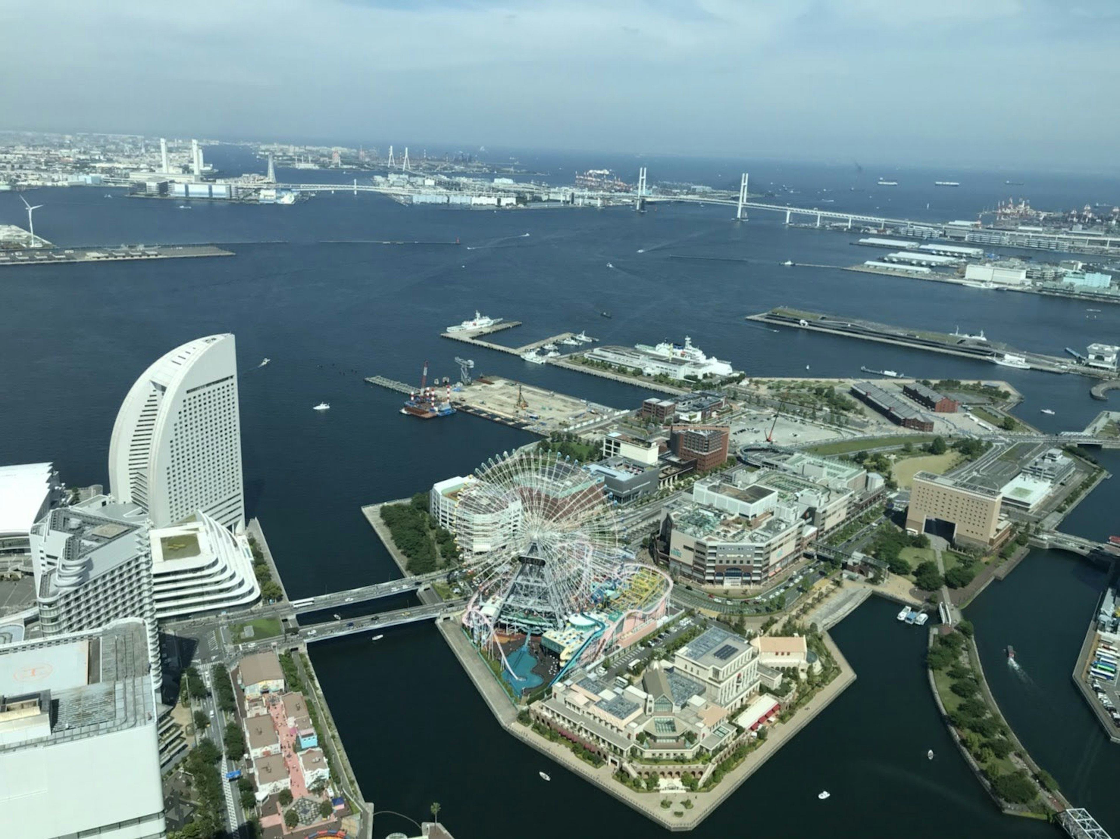 Pemandangan panorama pelabuhan dan pemandangan kota Yokohama dengan bangunan modern dan saluran air