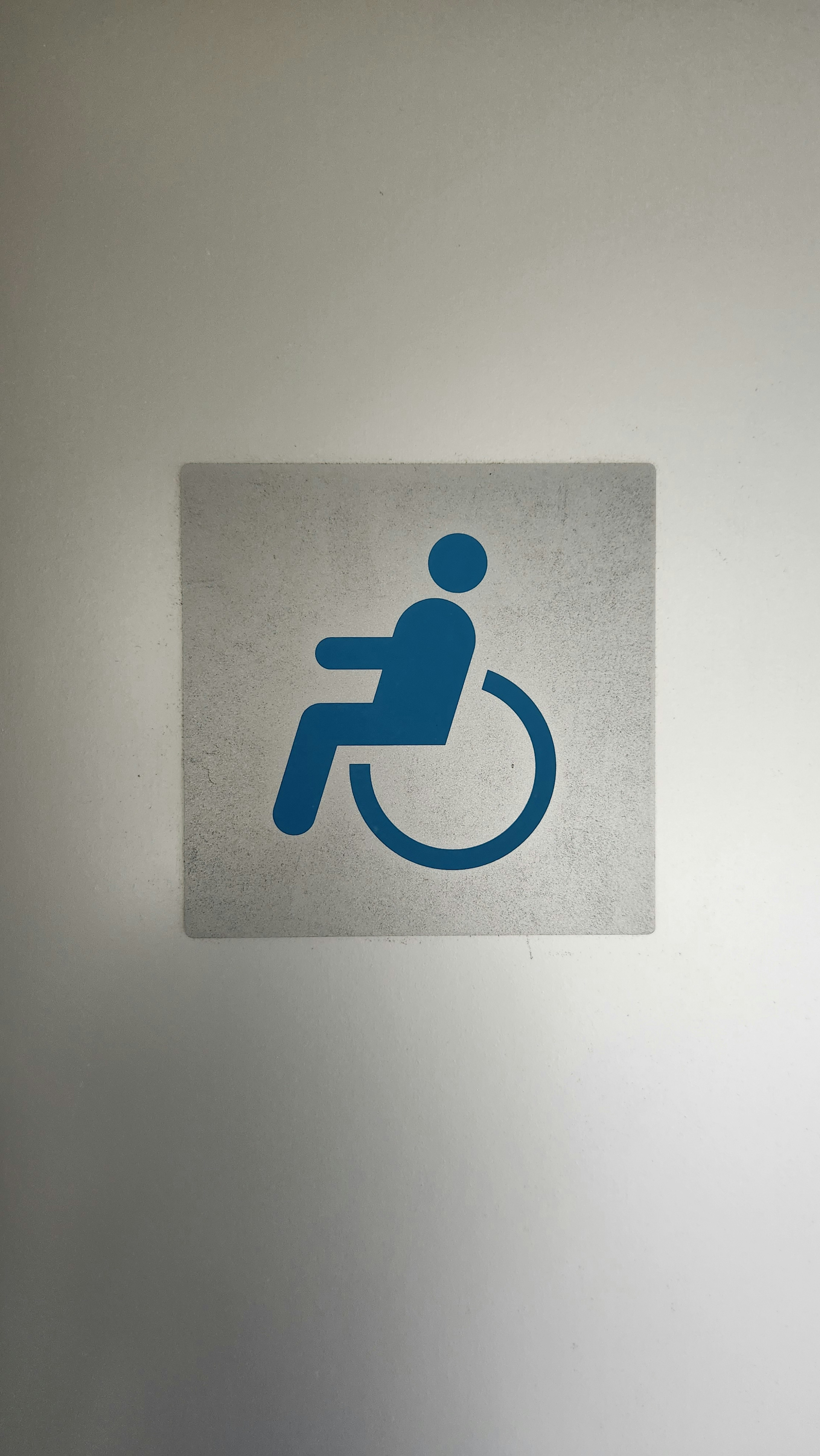 Einfaches Schild mit einem blauen Rollstuhl-Icon