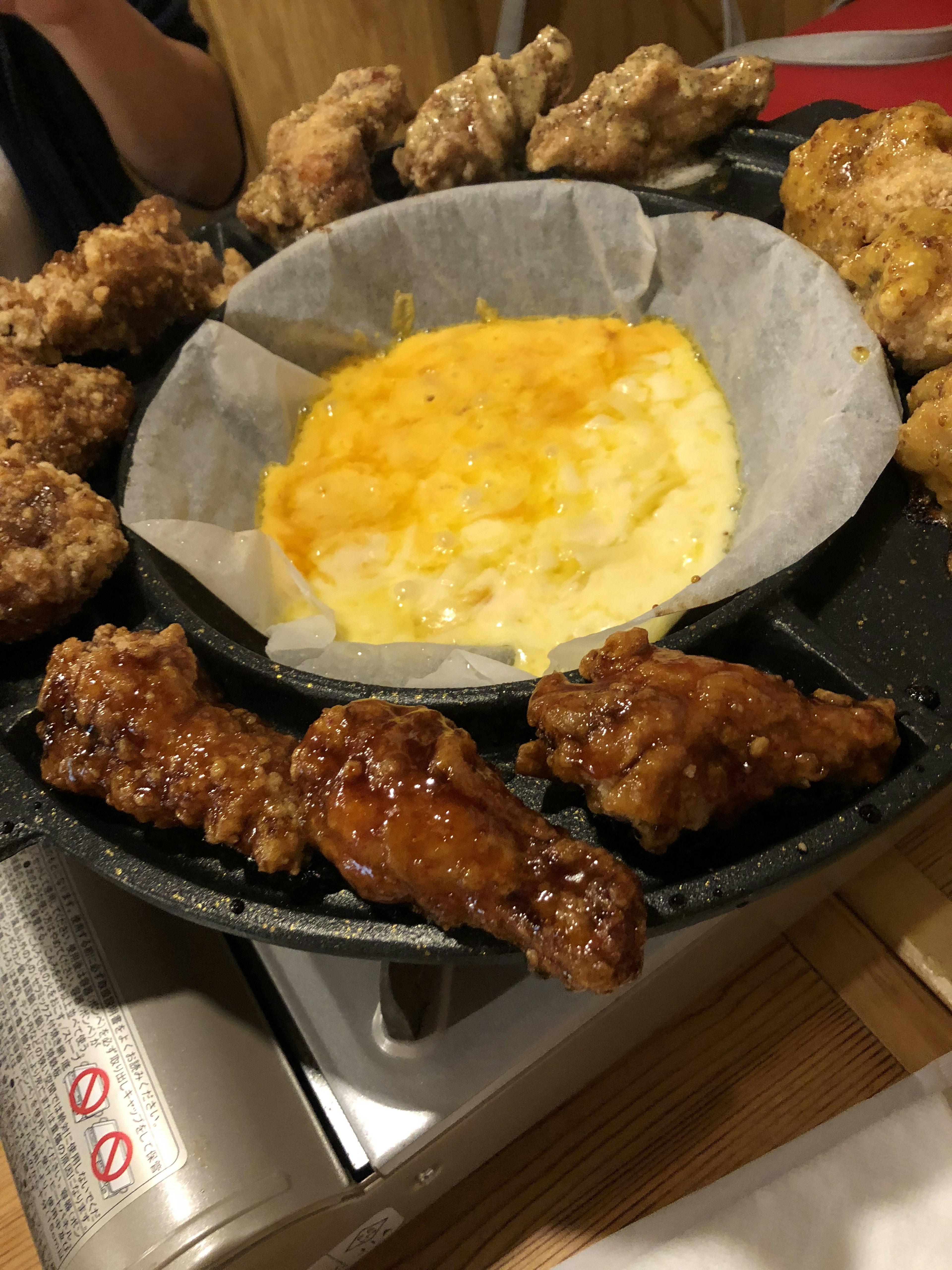 鶏肉の唐揚げとチーズのホットプレート料理