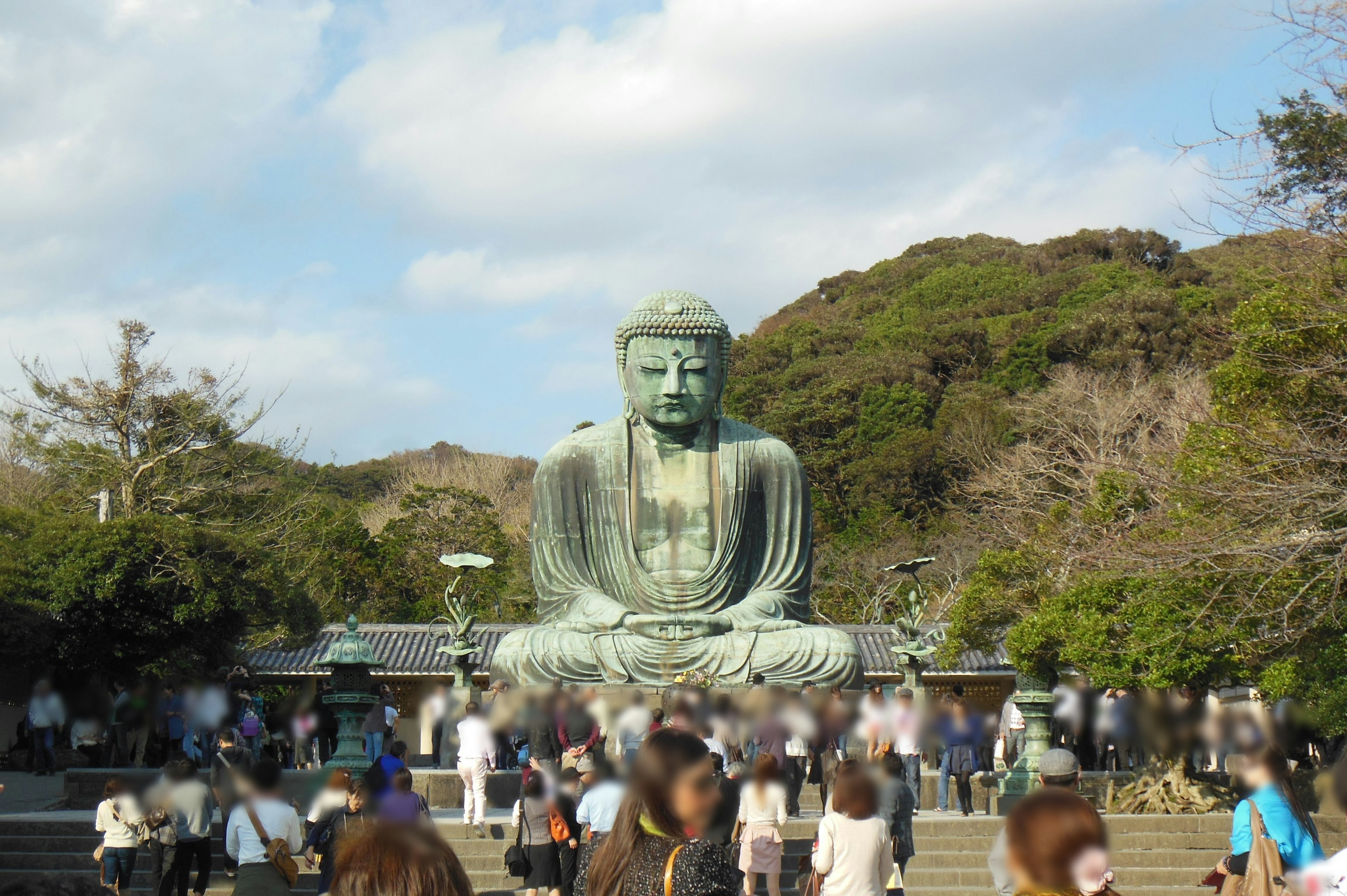 鎌倉大仏の前に集まる観光客の群れ