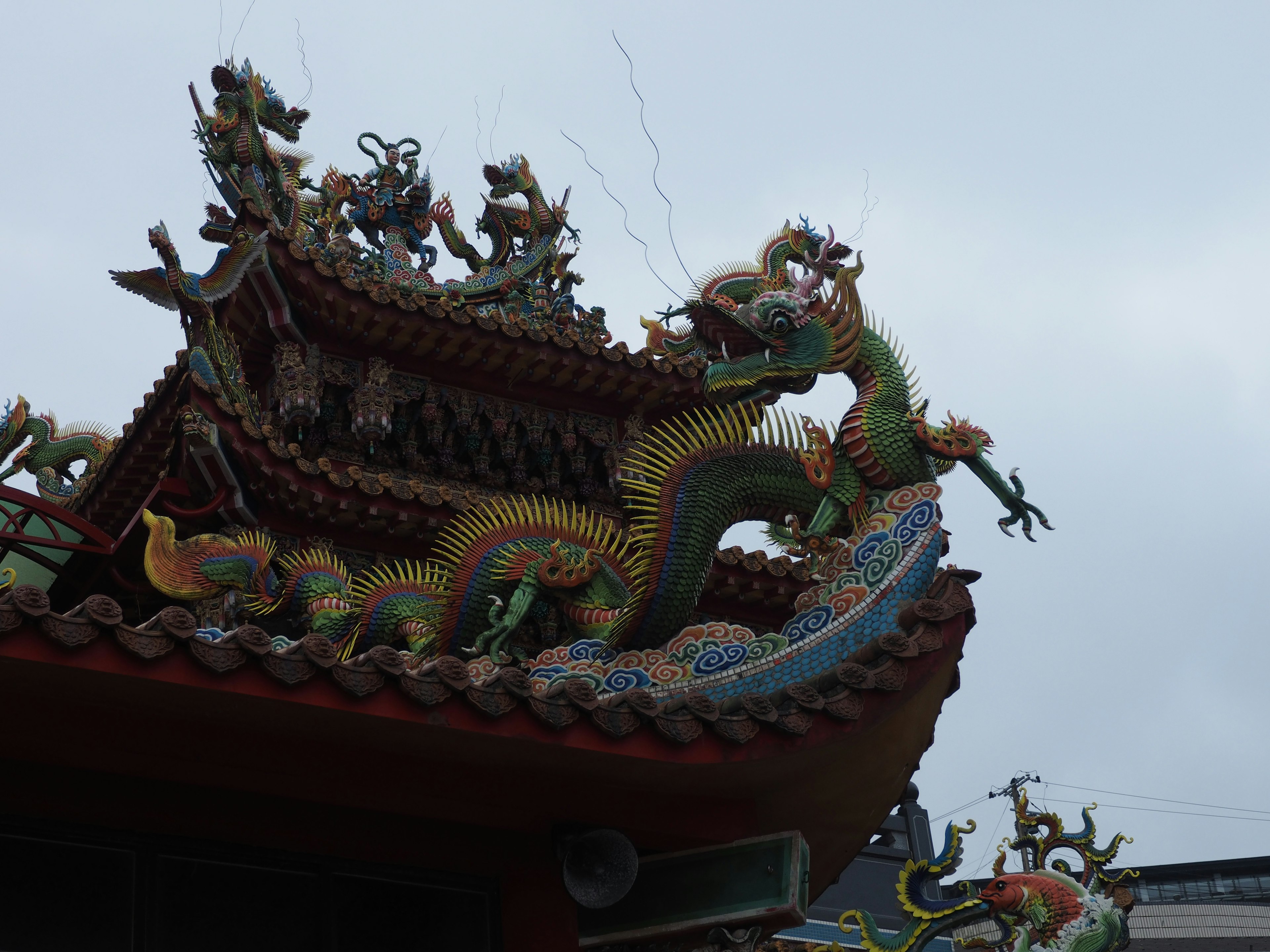 Scultura di drago colorato sul tetto di un tempio