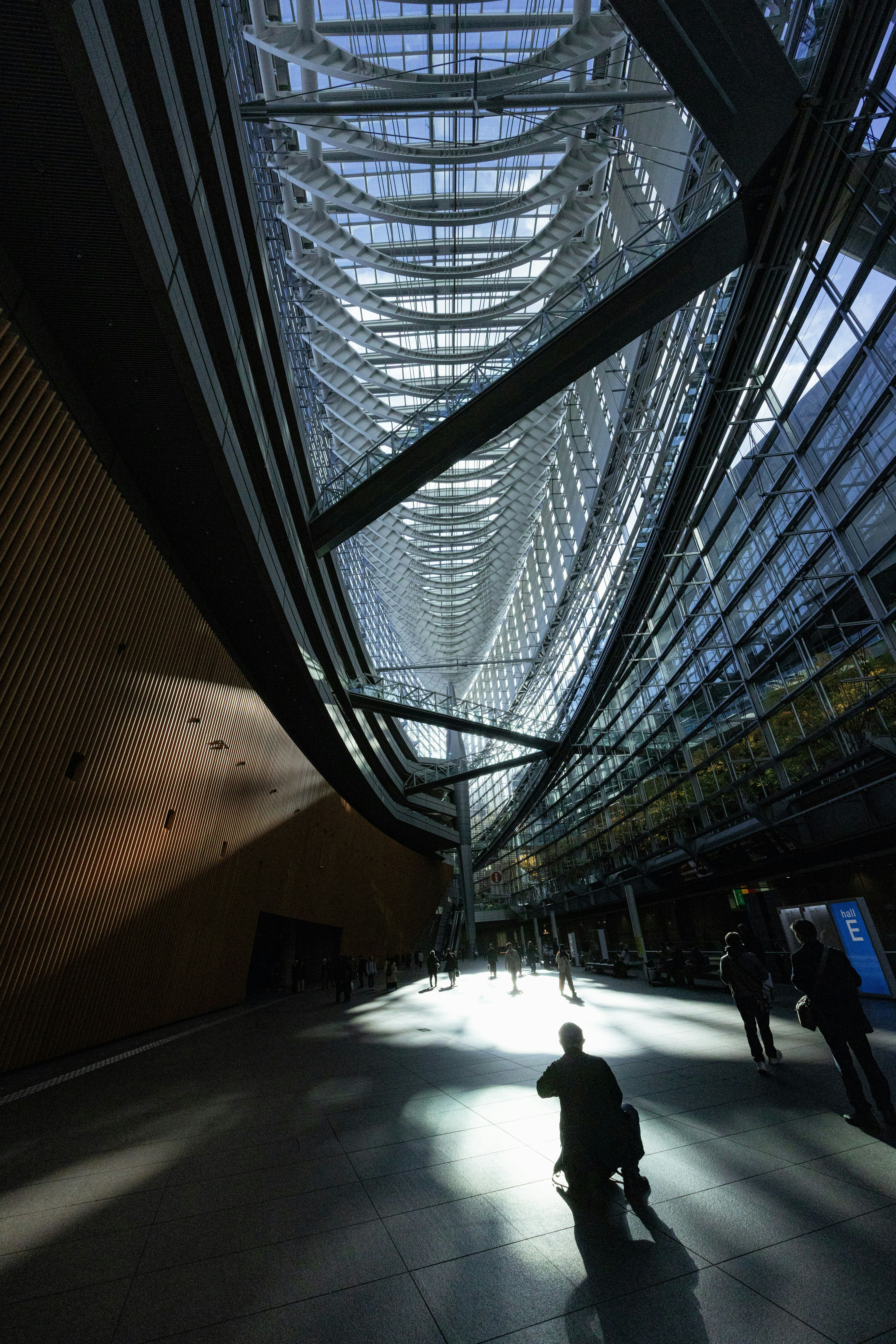 現代的な建物の内部構造と光の効果を強調した画像