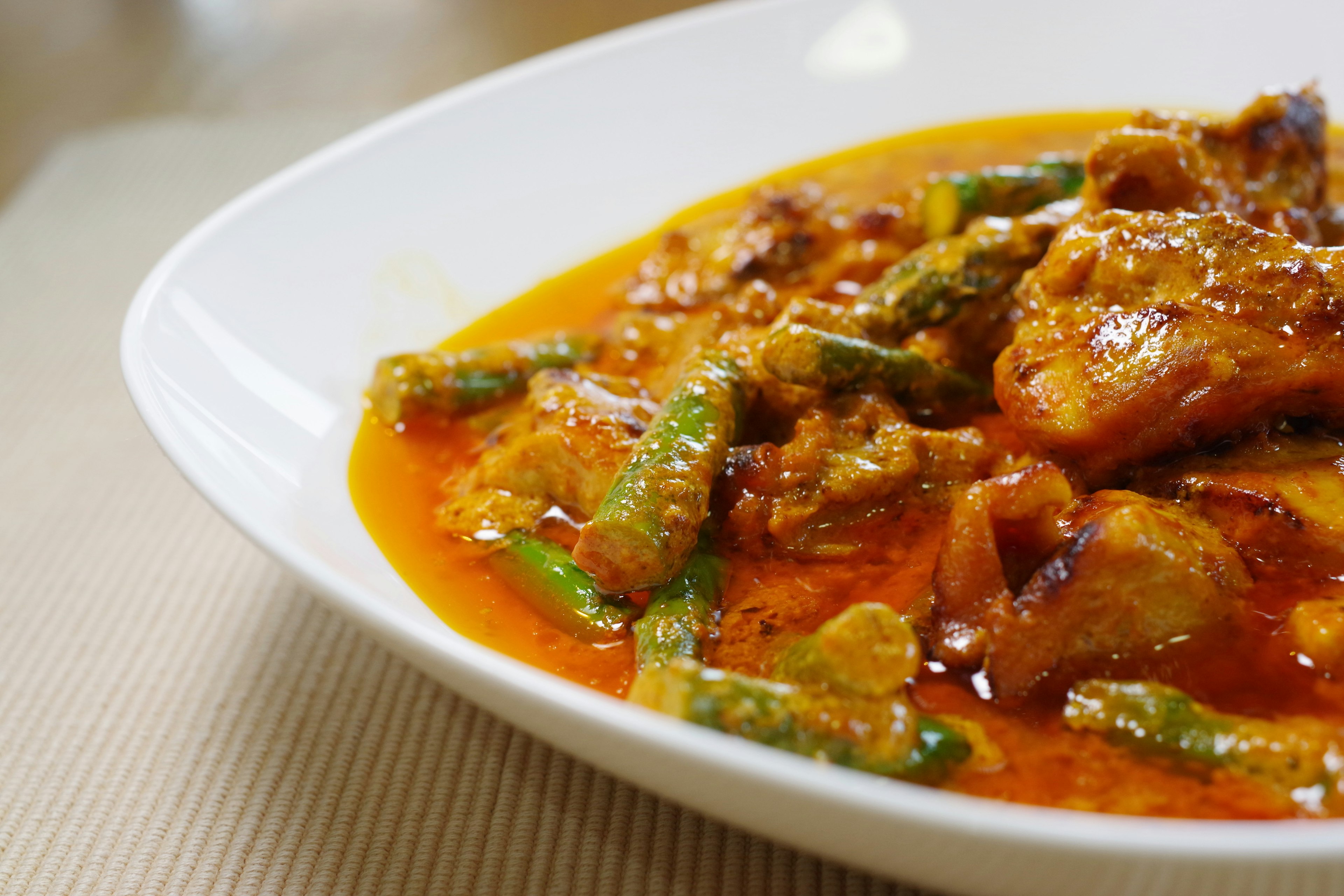 Piatto di curry piccante con verdure e pollo