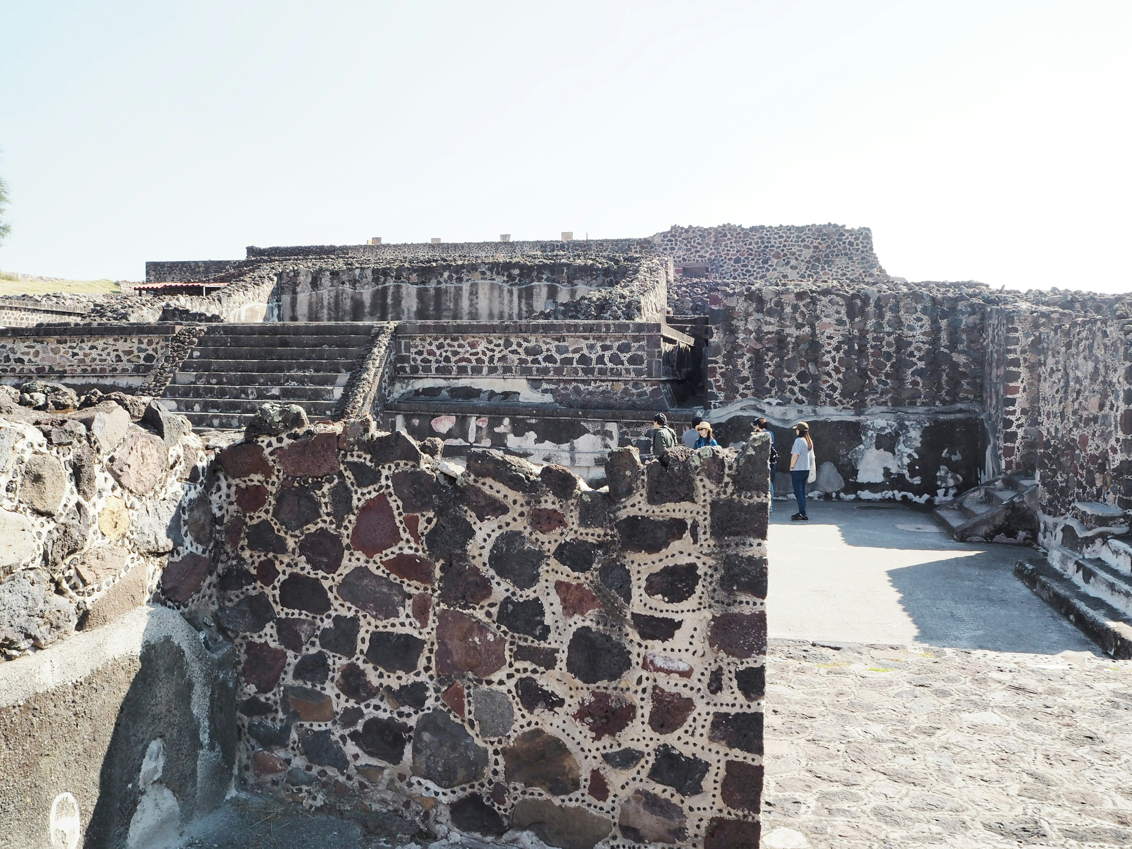 Ruinas antiguas de piedra y escalones en un sitio histórico