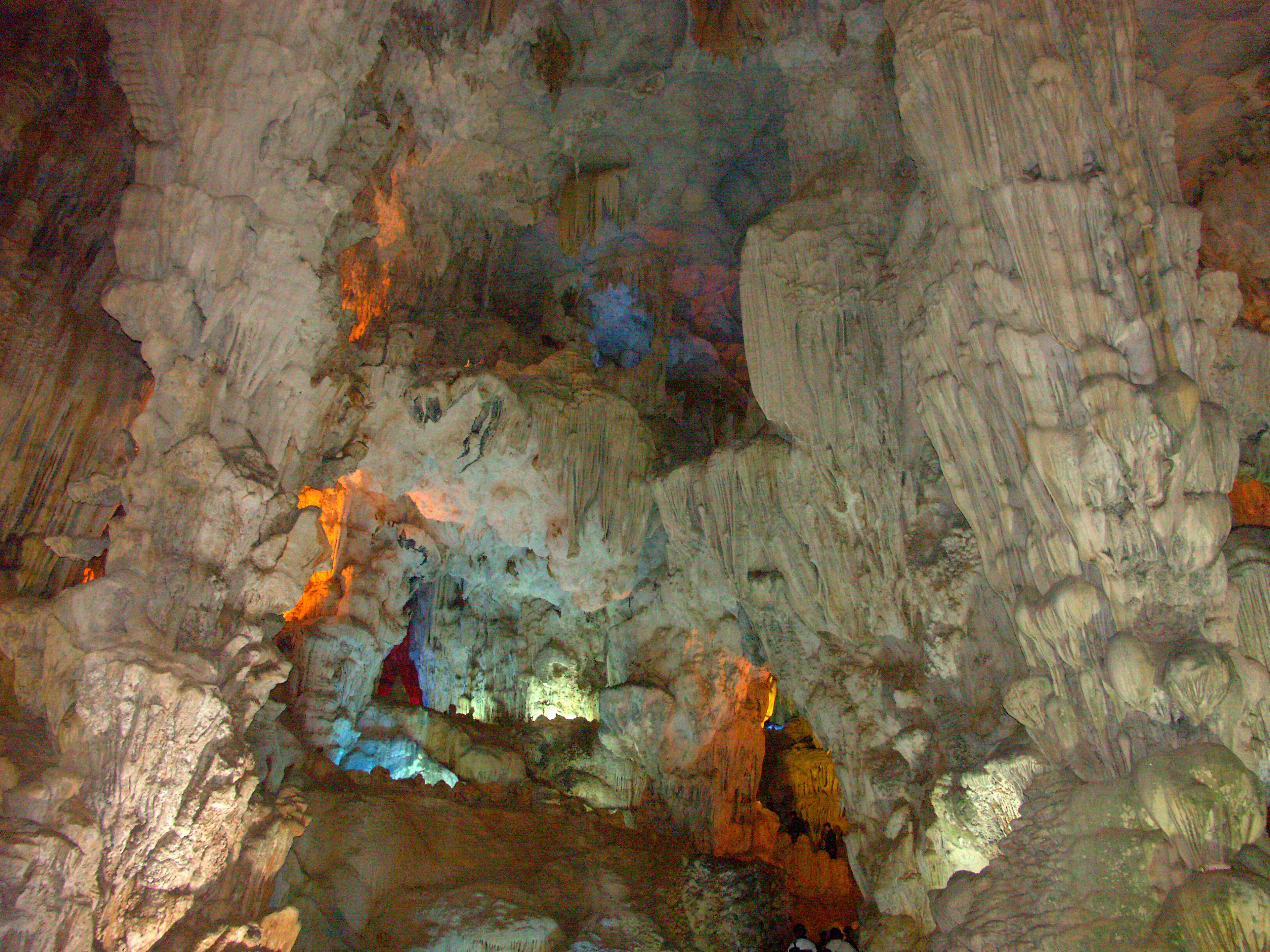 Muri di roccia illuminati a colori all'interno di una grotta