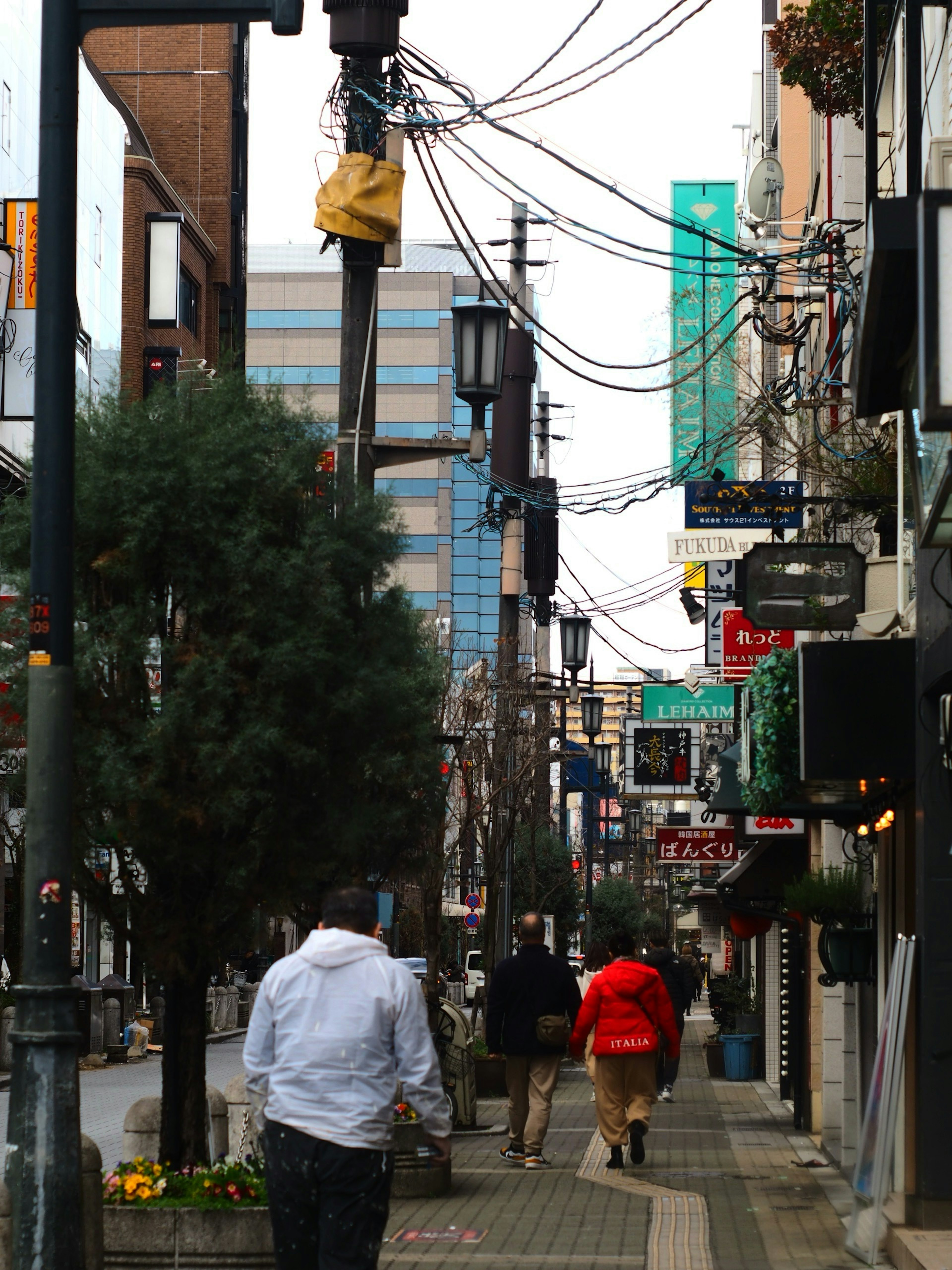 街の通りに立つ人々とビルの背景