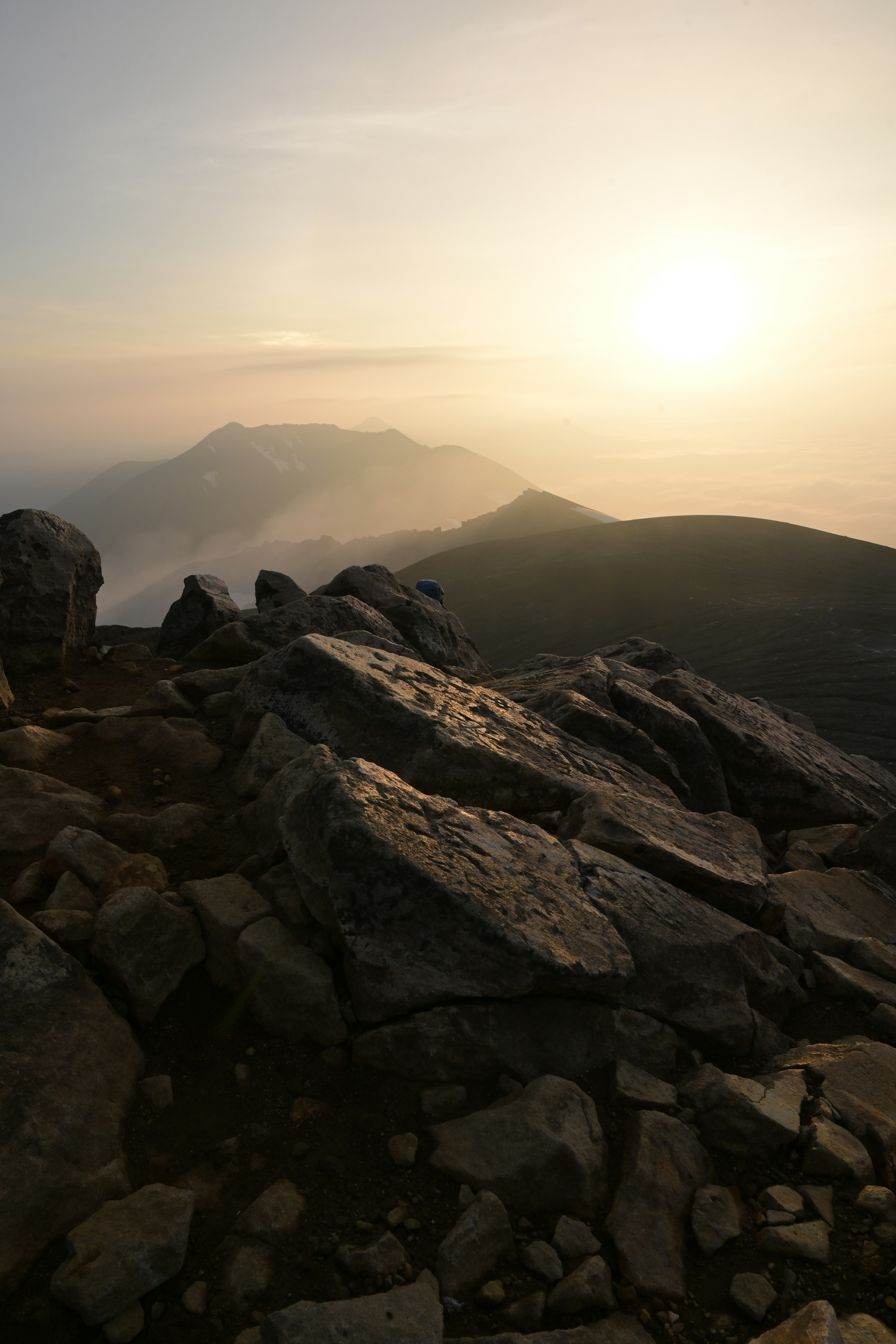 Paesaggio montano con rocce al tramonto