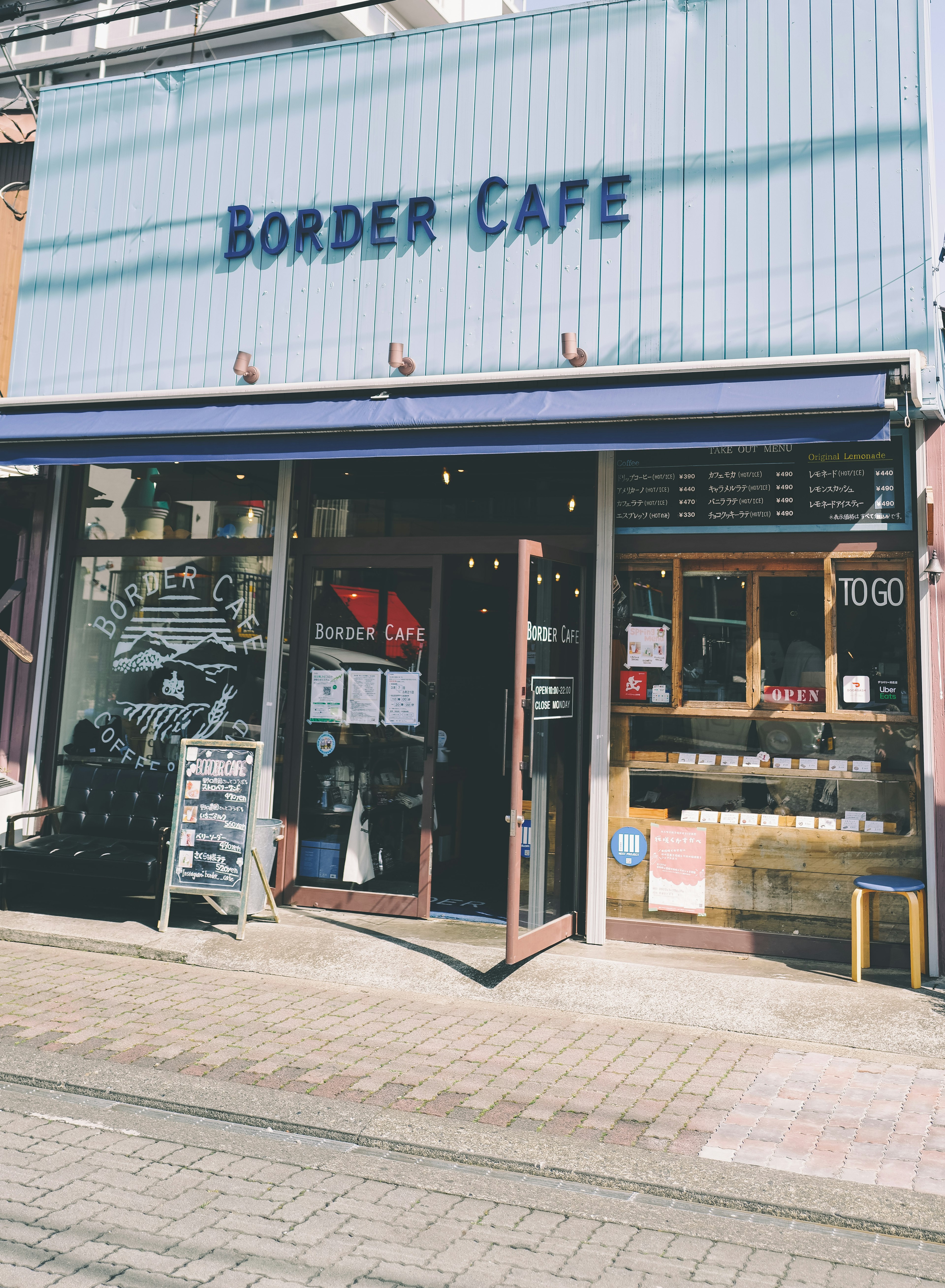 Cảnh bên ngoài của Border Cafe với chi tiết lối vào