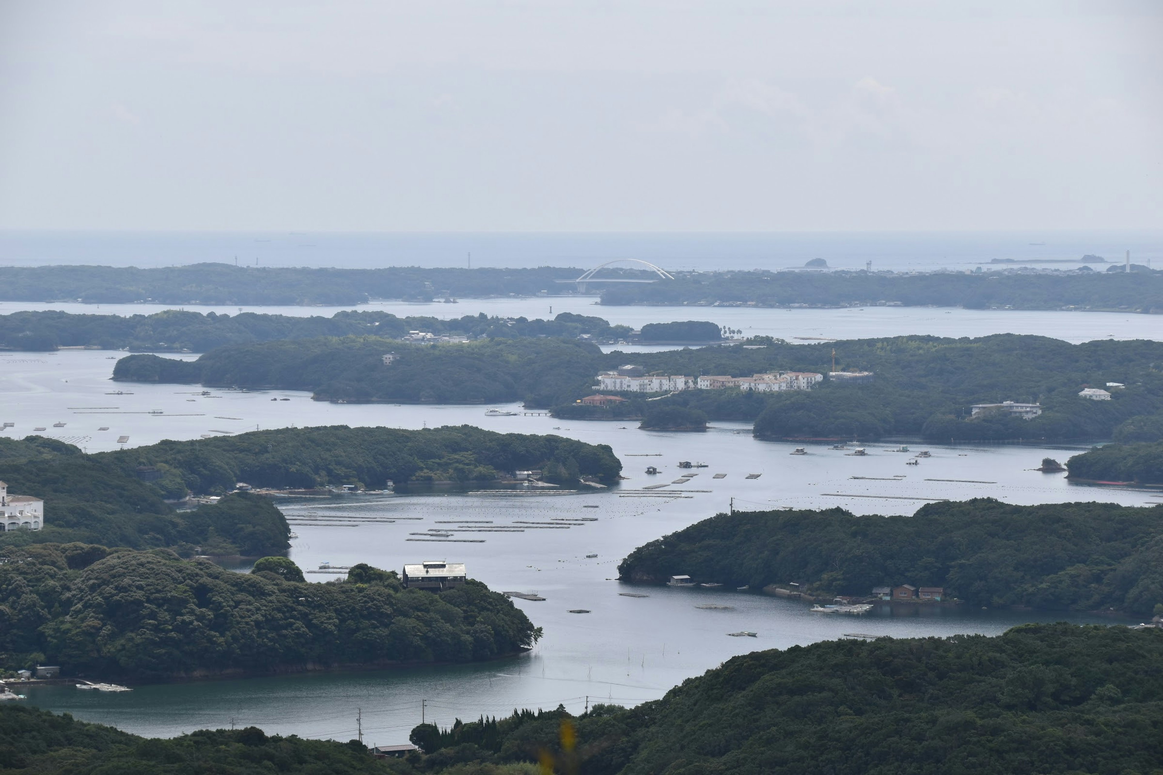 ทิวทัศน์ของเกาะและทางน้ำใต้ท้องฟ้าหมอกคลุม