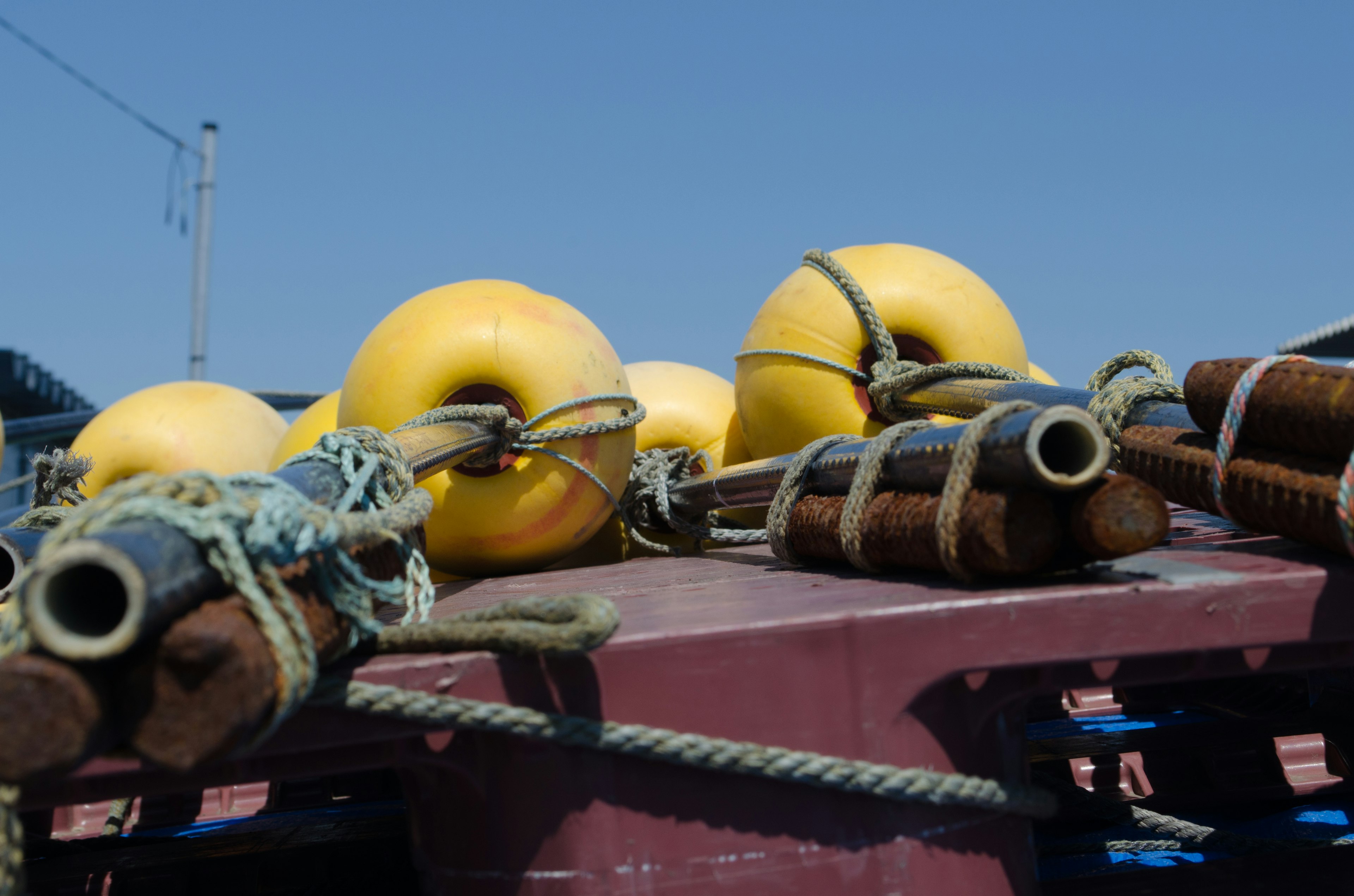 Boyas amarillas dispuestas con cuerdas en un barco