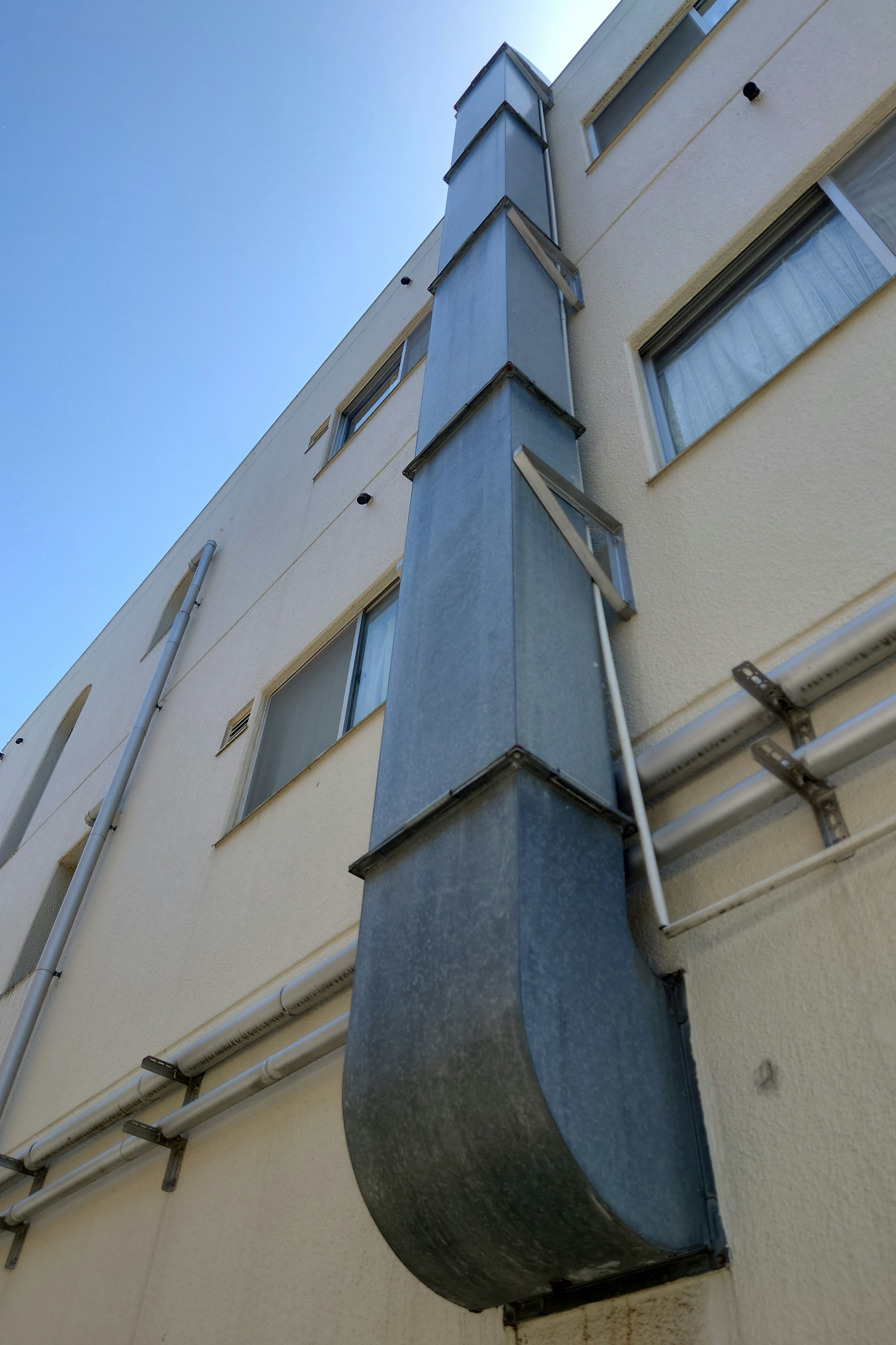 Conducteur en métal s'étendant verticalement le long d'un bâtiment