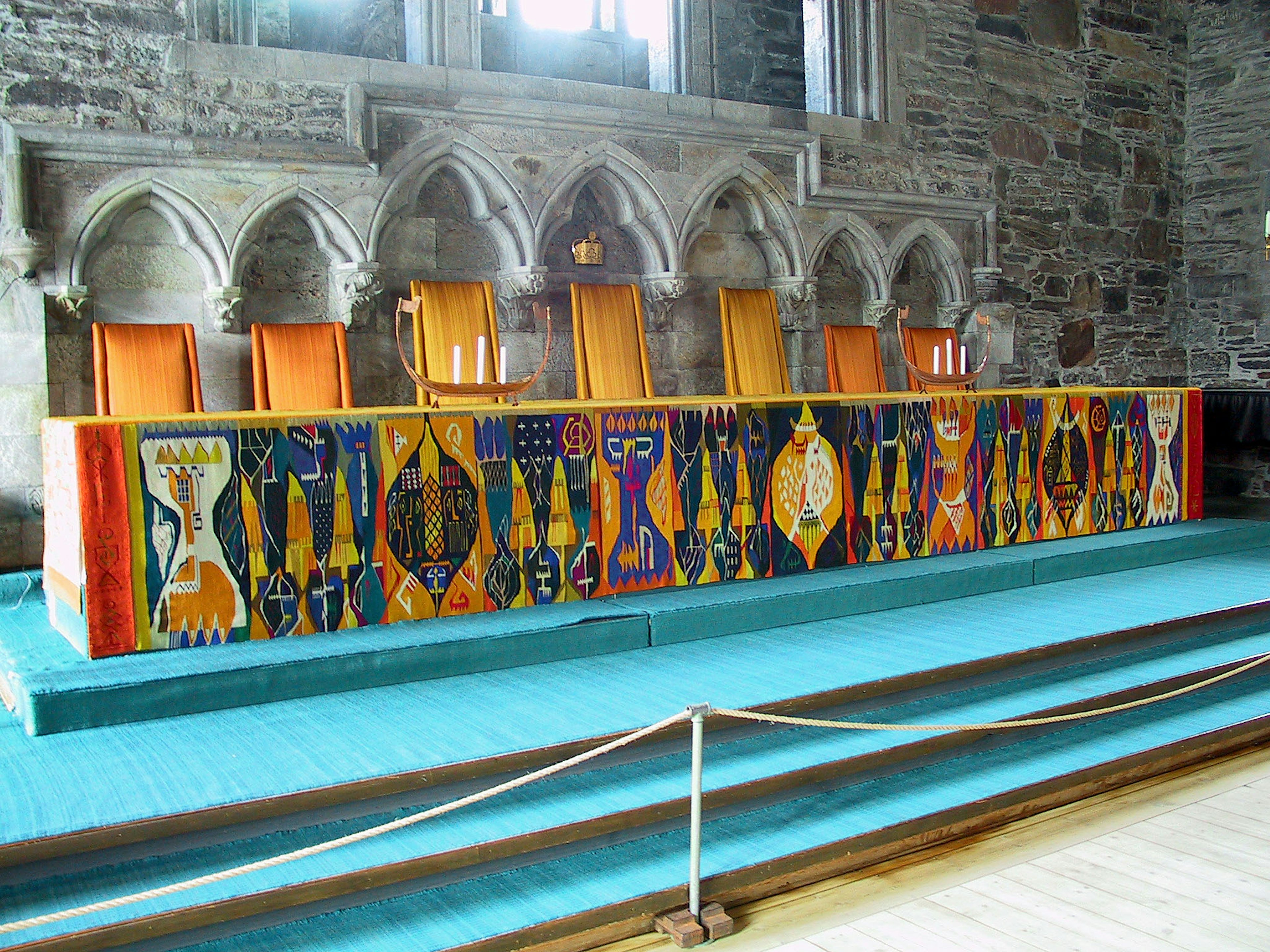 Interior de una iglesia con una larga mesa decorada con colores vivos