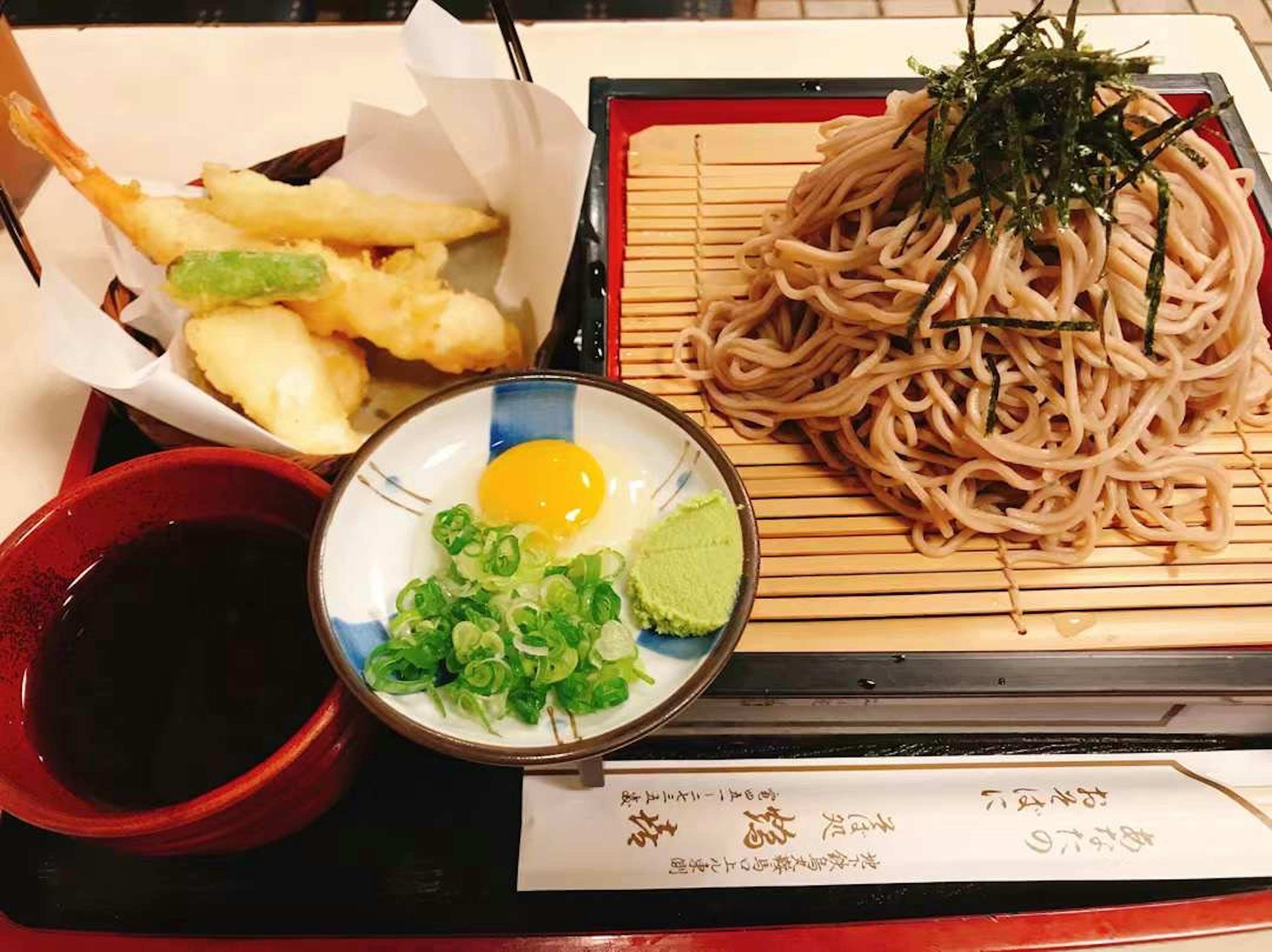 Soba dingin disajikan dengan tempura dan saus