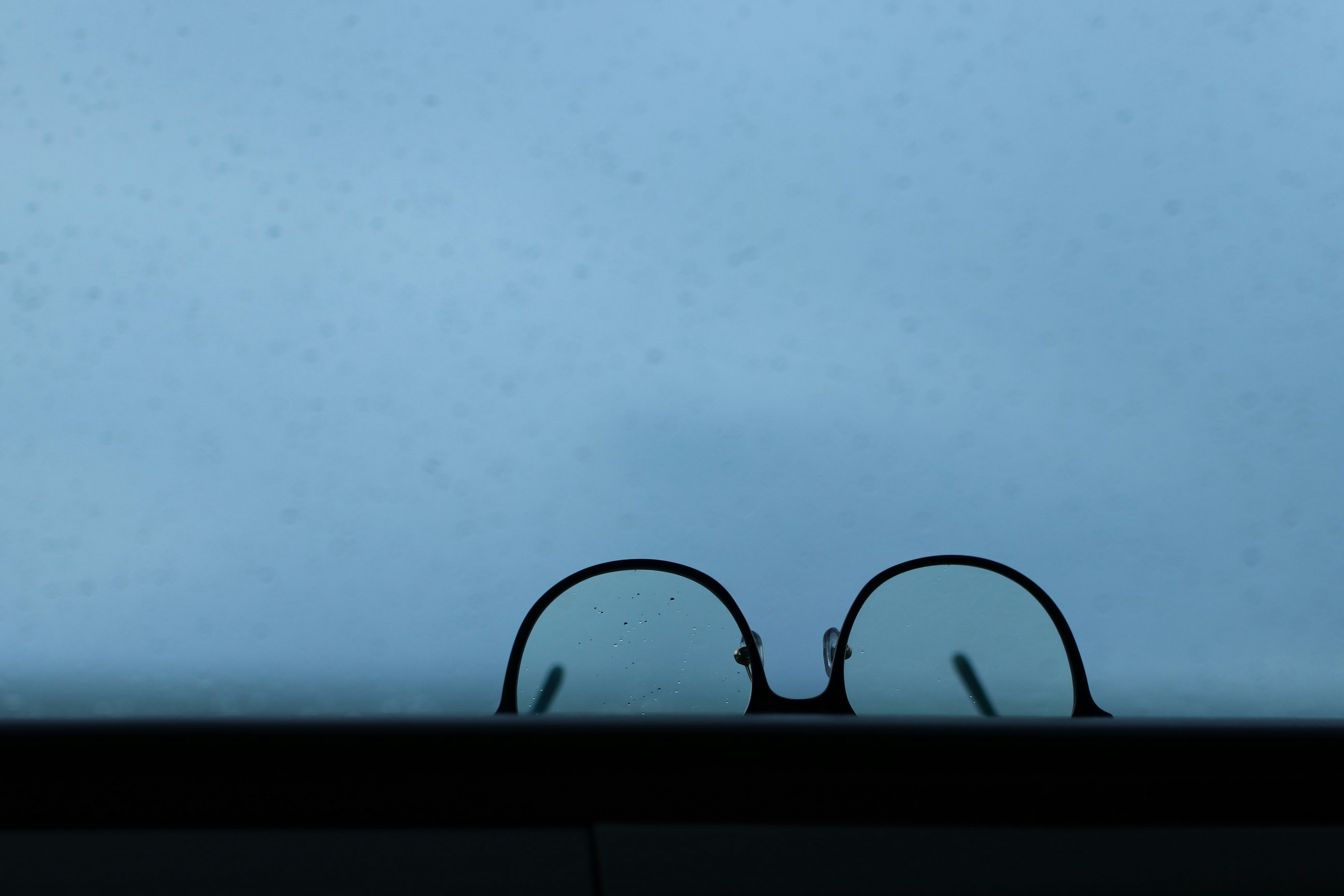 Silhouette de lunettes sur un fond bleu