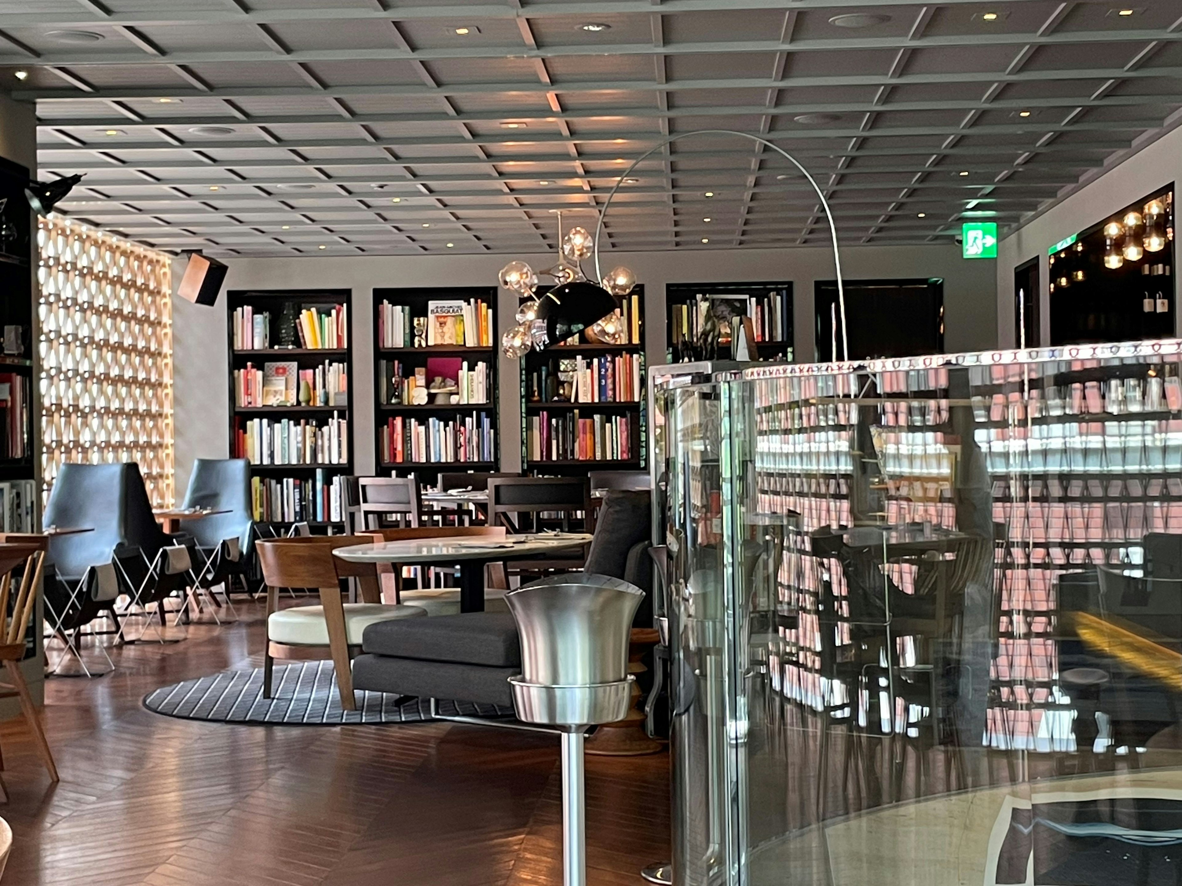 Intérieur de café moderne avec des étagères et un chandelier