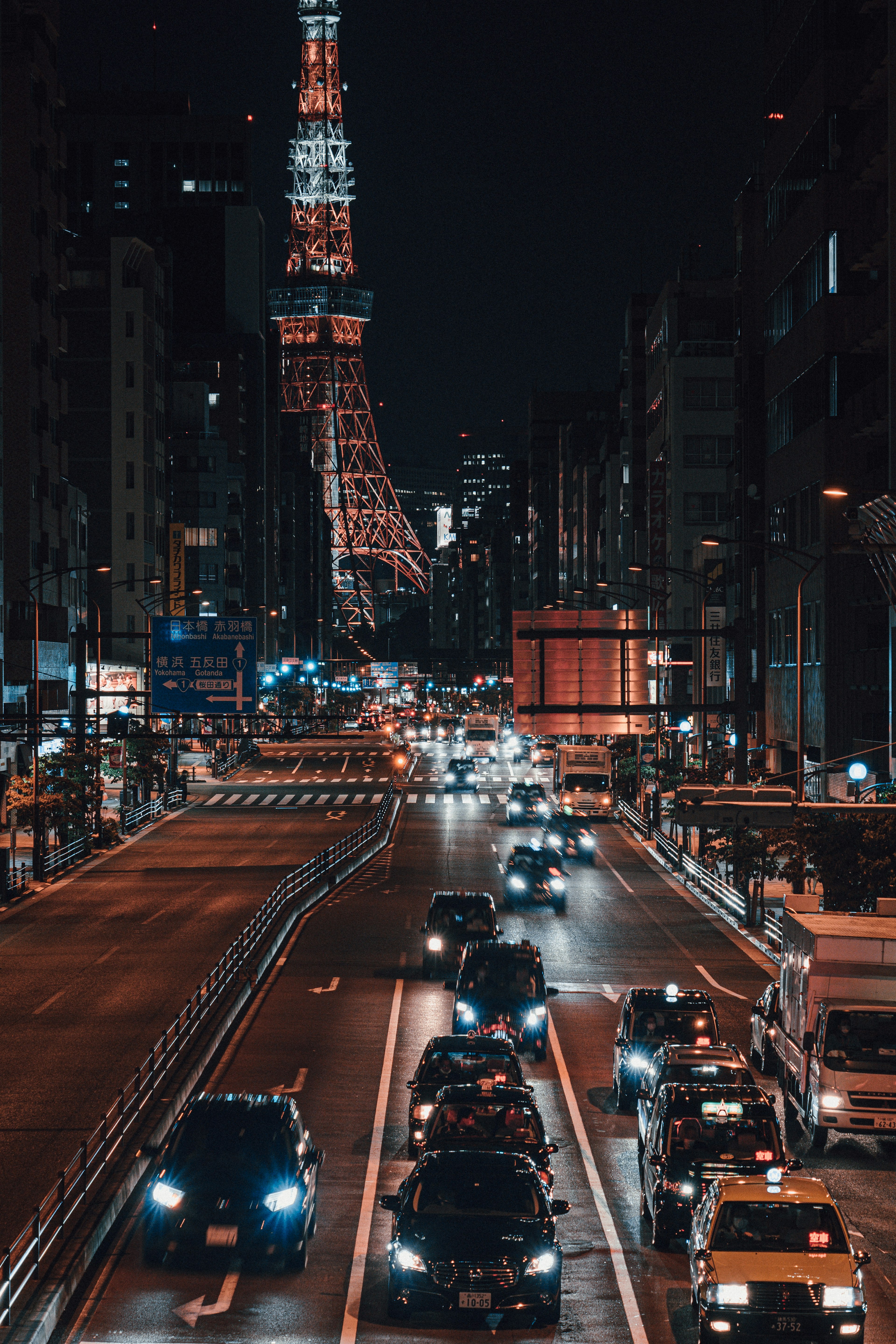 東京タワーが夜に輝く都市の風景 車が行き交う繁華街