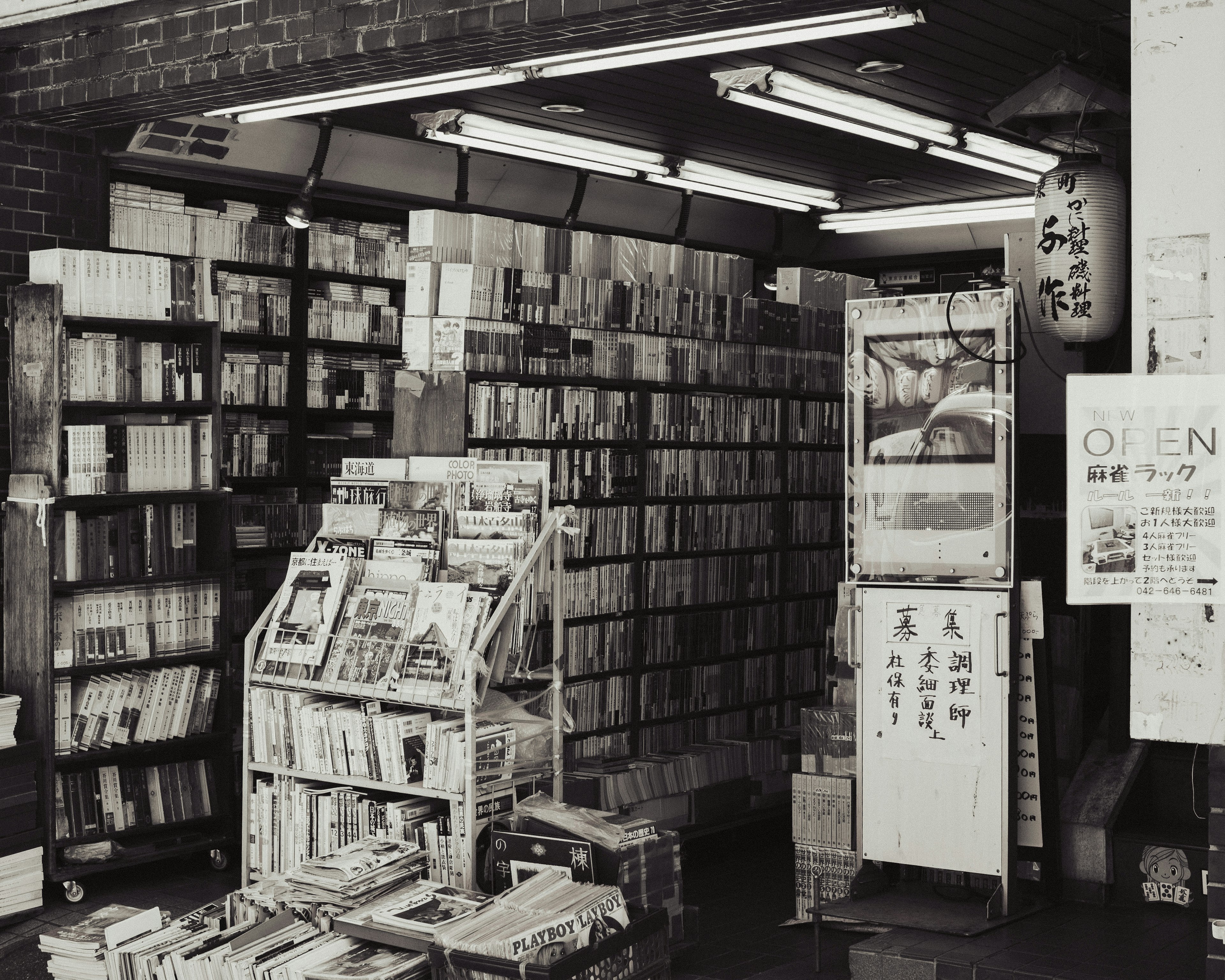 Interno di una libreria vintage piena di libri disposti sugli scaffali un espositore di riviste vicino all'ingresso