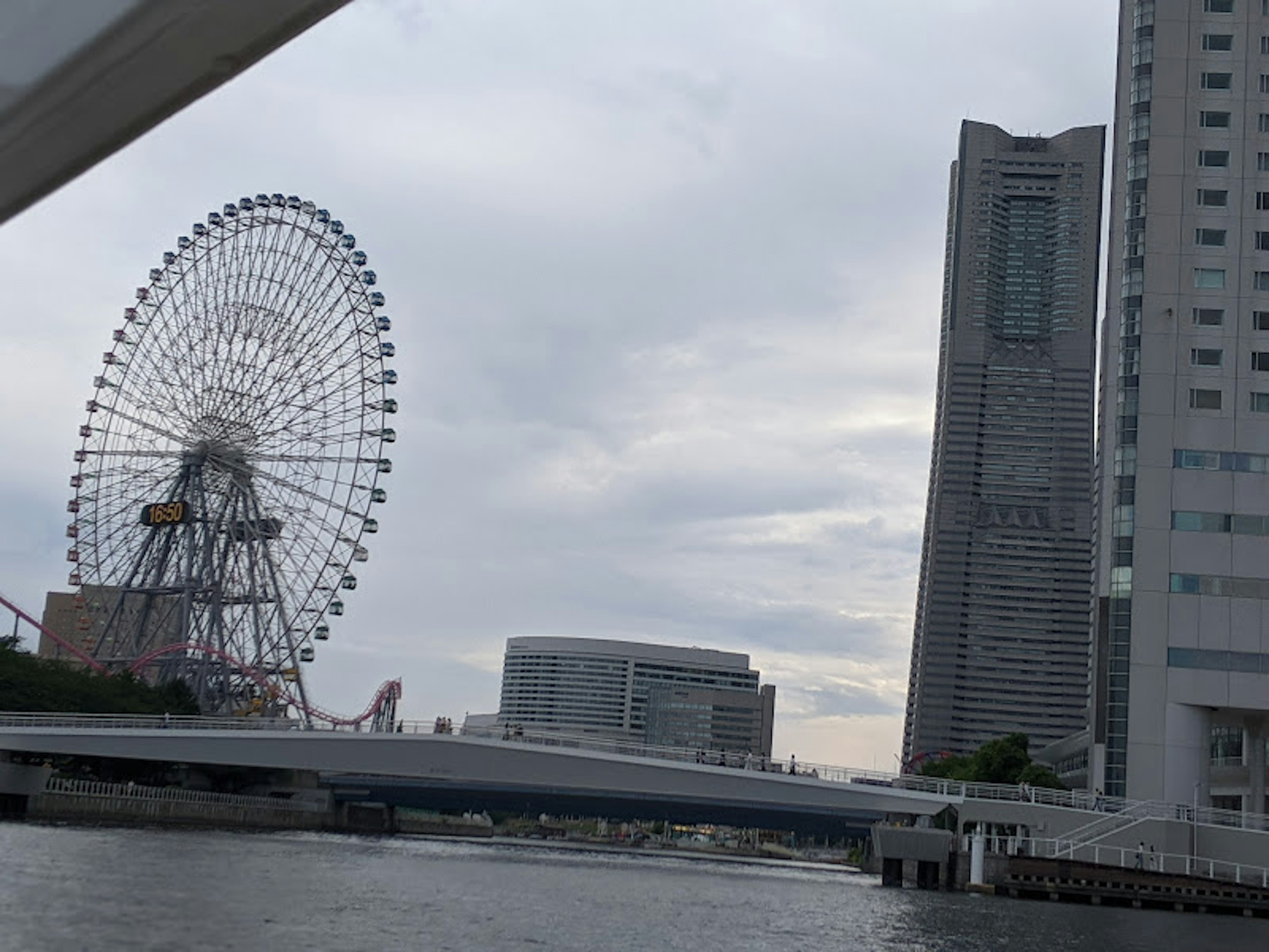 Pemandangan Yokohama dengan roda raksasa dan gedung pencakar langit