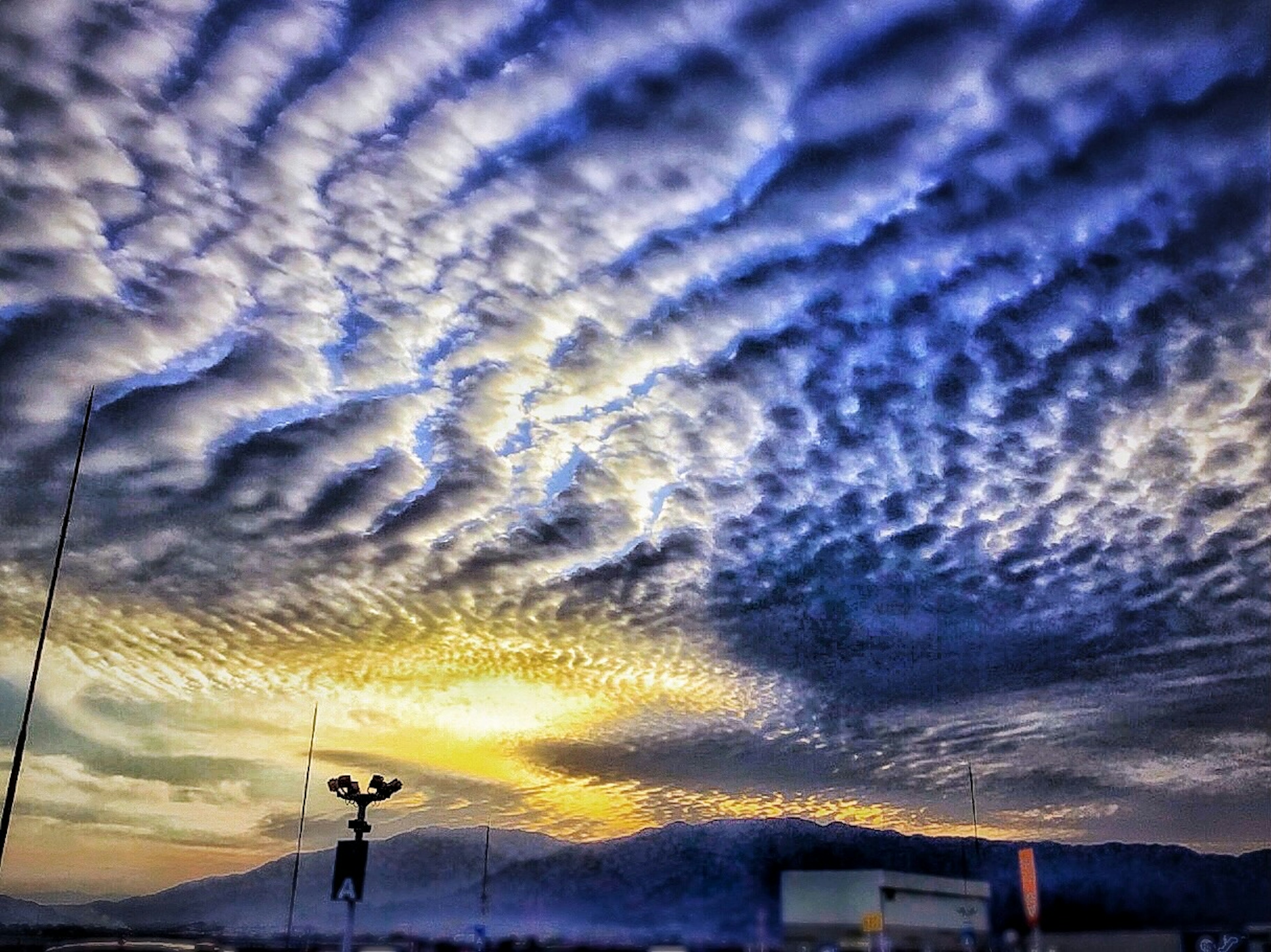 Nuages dramatiques et coucher de soleil avec une silhouette en premier plan