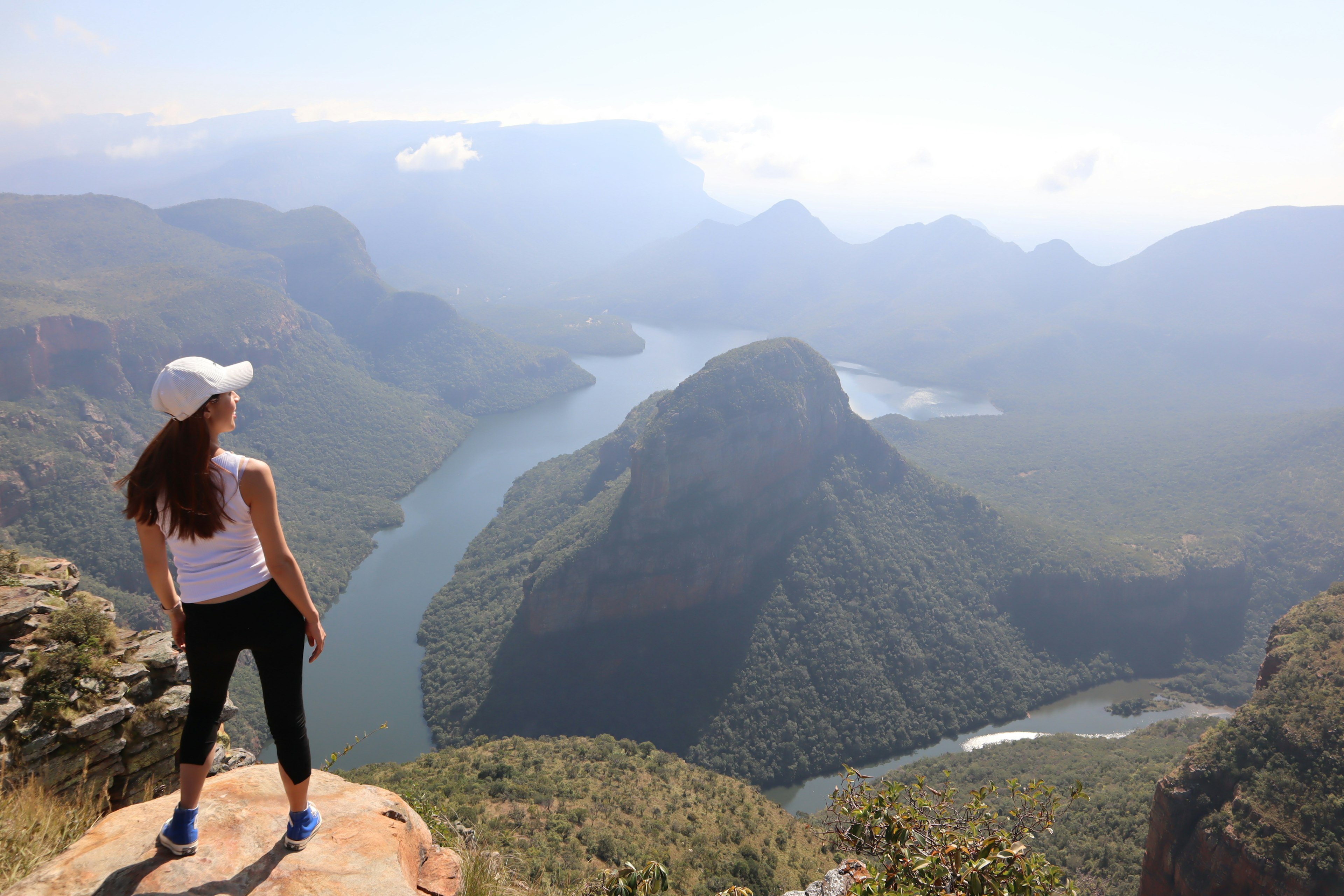 Una mujer senderista mirando un impresionante paisaje montañoso