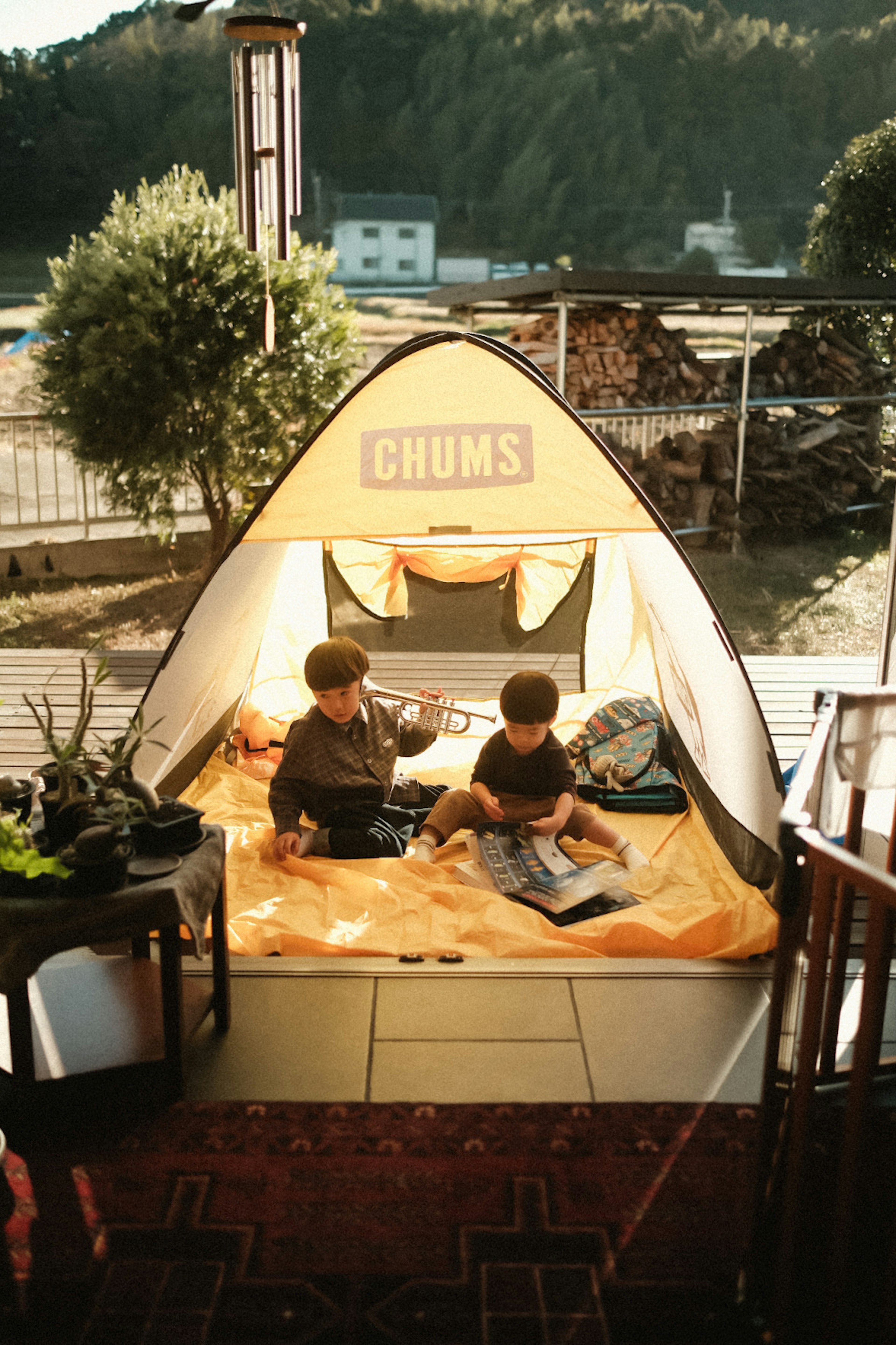 Bambini che giocano all'interno di una tenda CHUMS con un'atmosfera accogliente