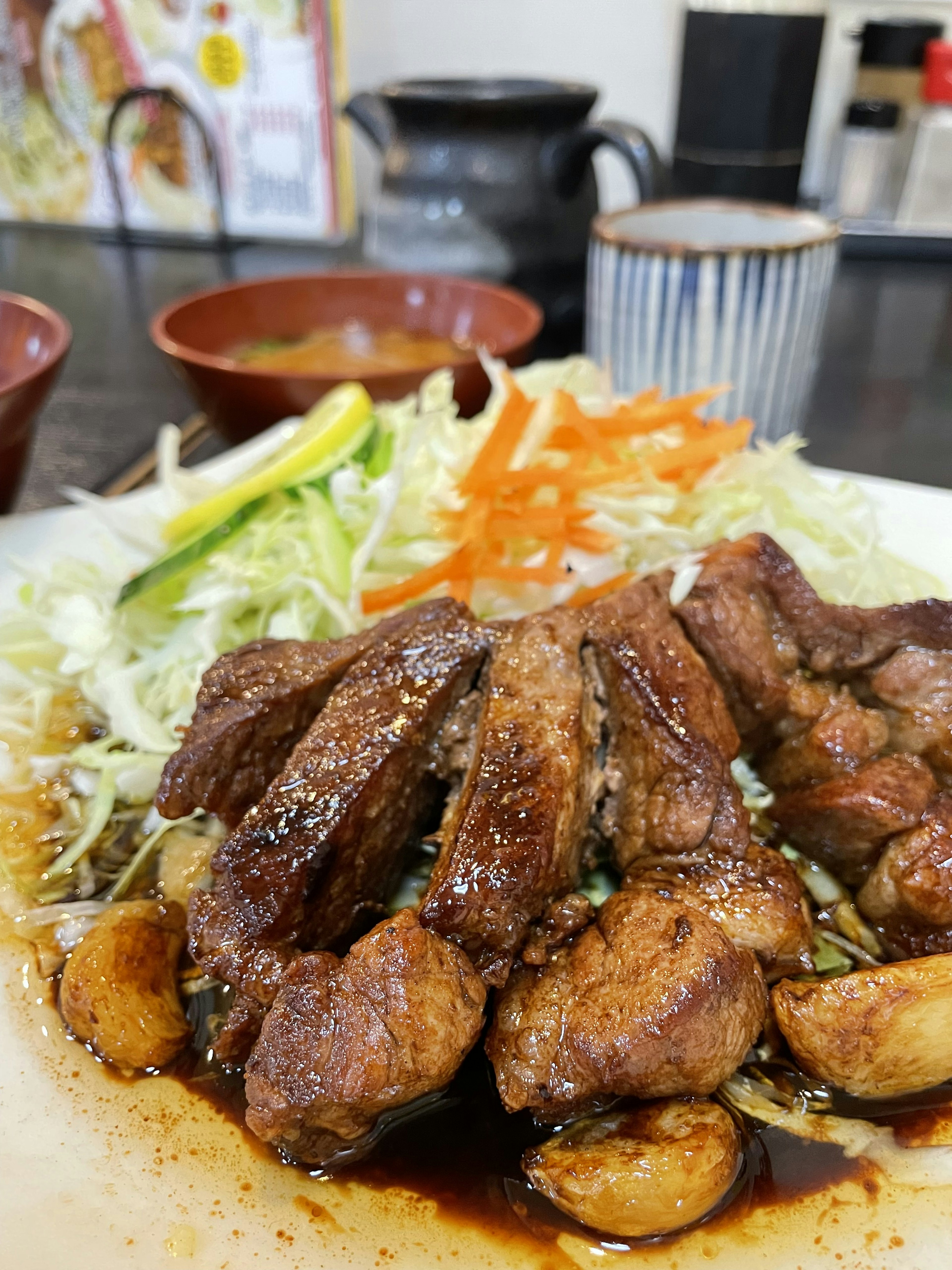 Un plato de carne a la parrilla deliciosa servido con verduras frescas y salsa