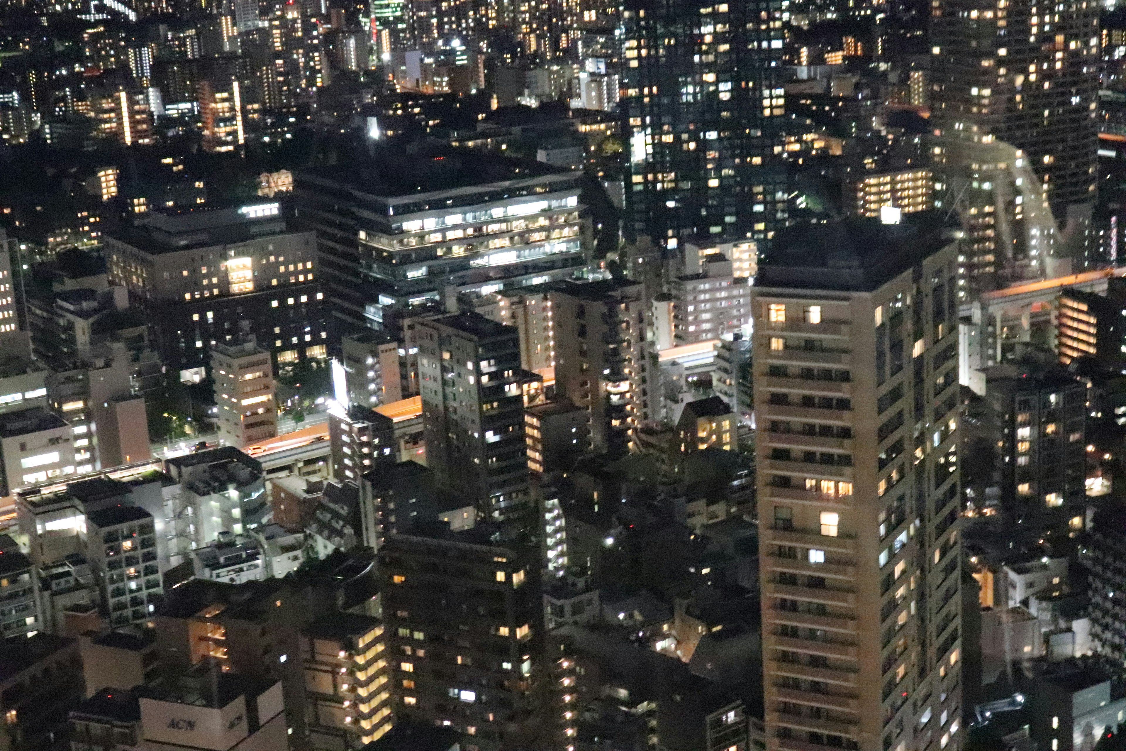 Panorama notturno della città con edifici illuminati