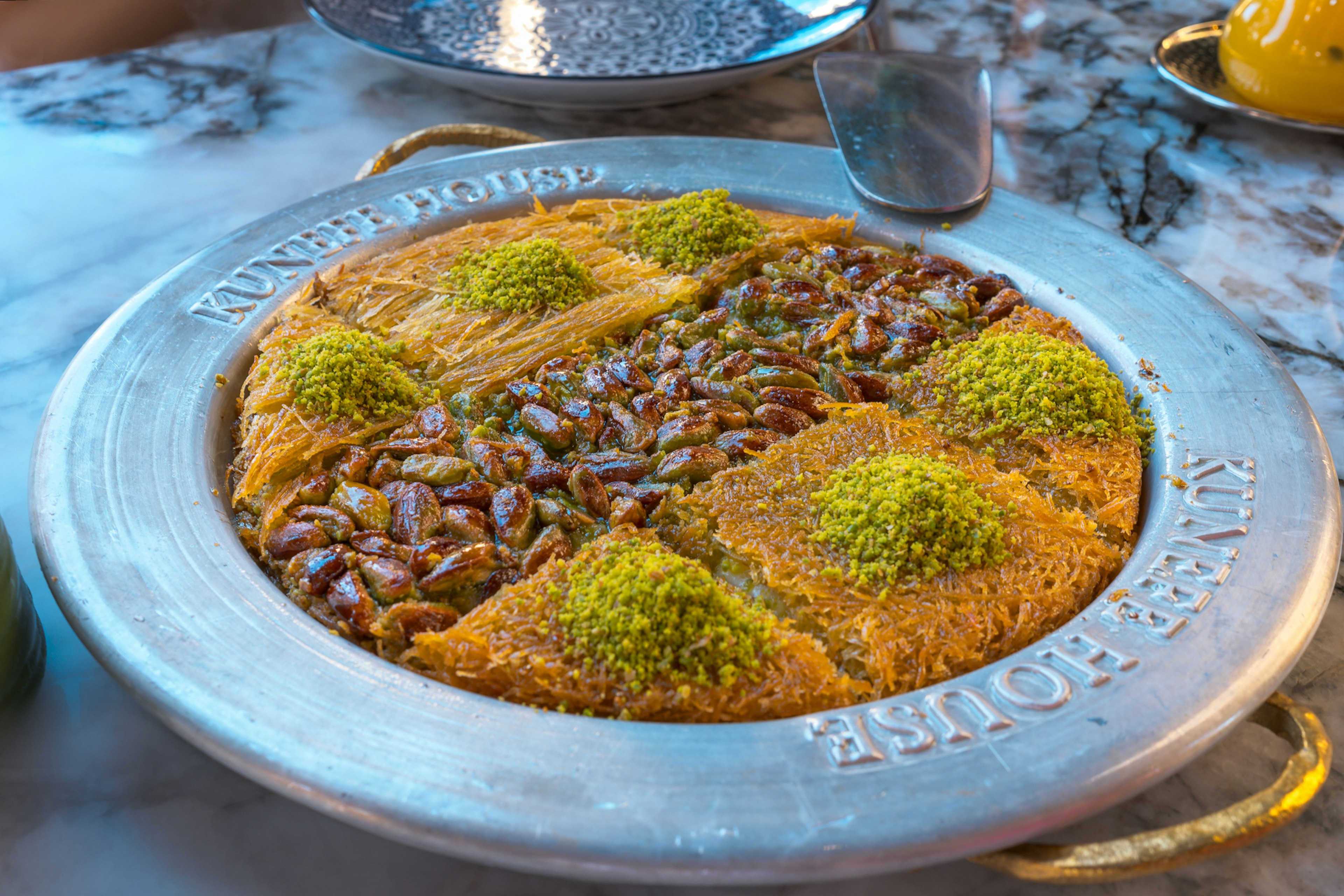 Une baklava joliment disposée sur un plat en argent décoratif