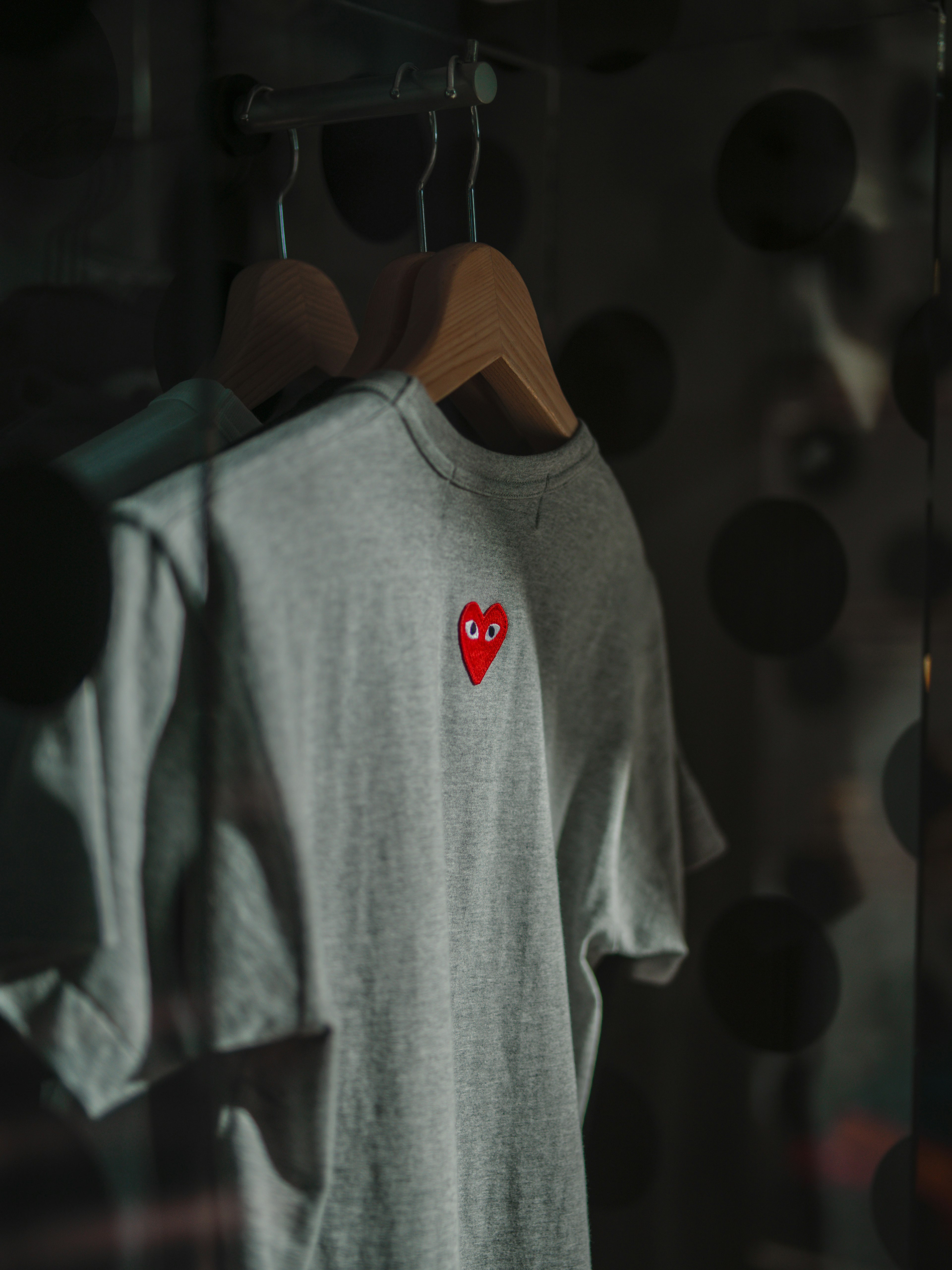 T-shirt gris avec un logo en forme de cœur rouge