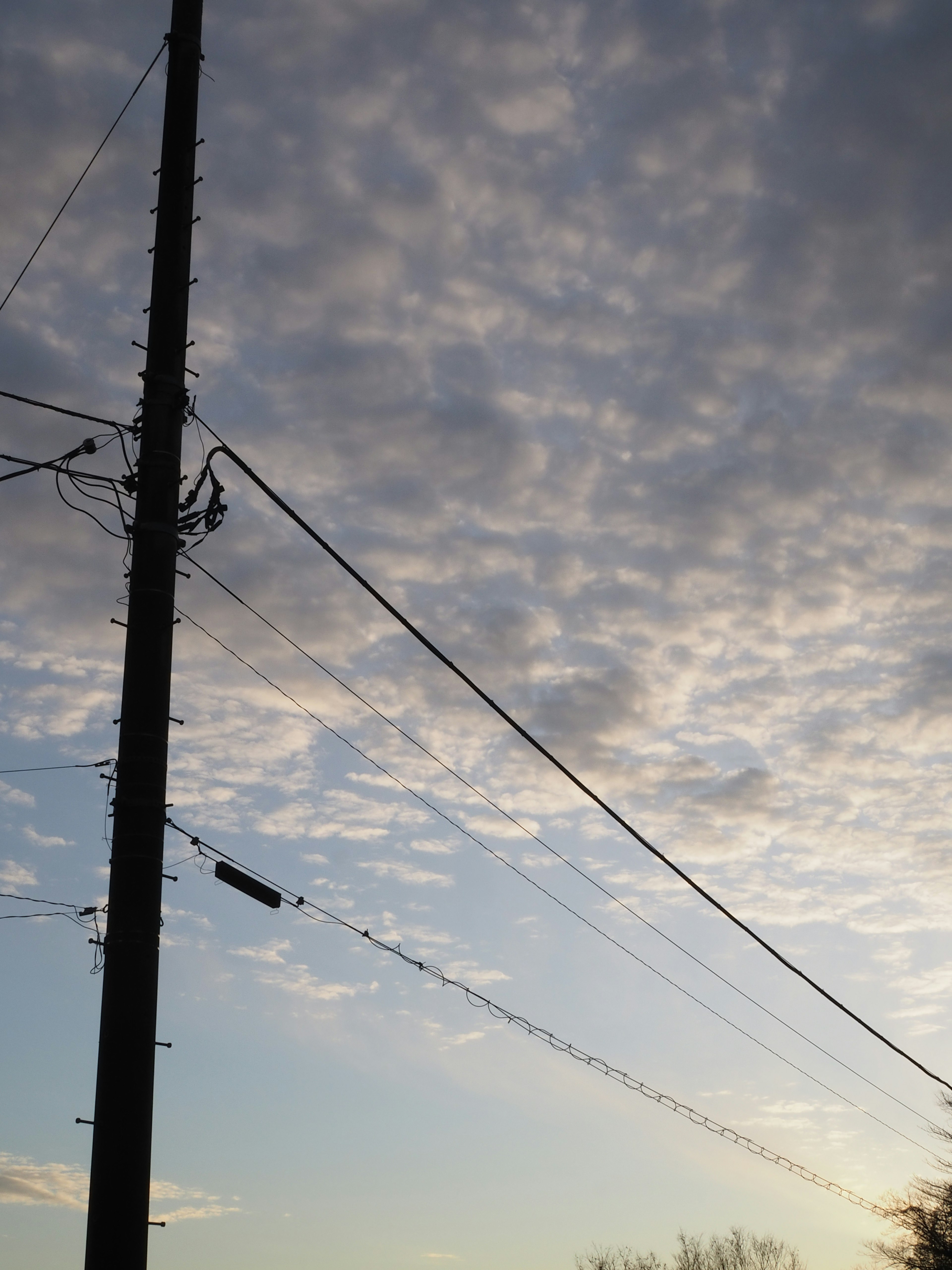 電柱と空の青い背景に広がる雲の景色