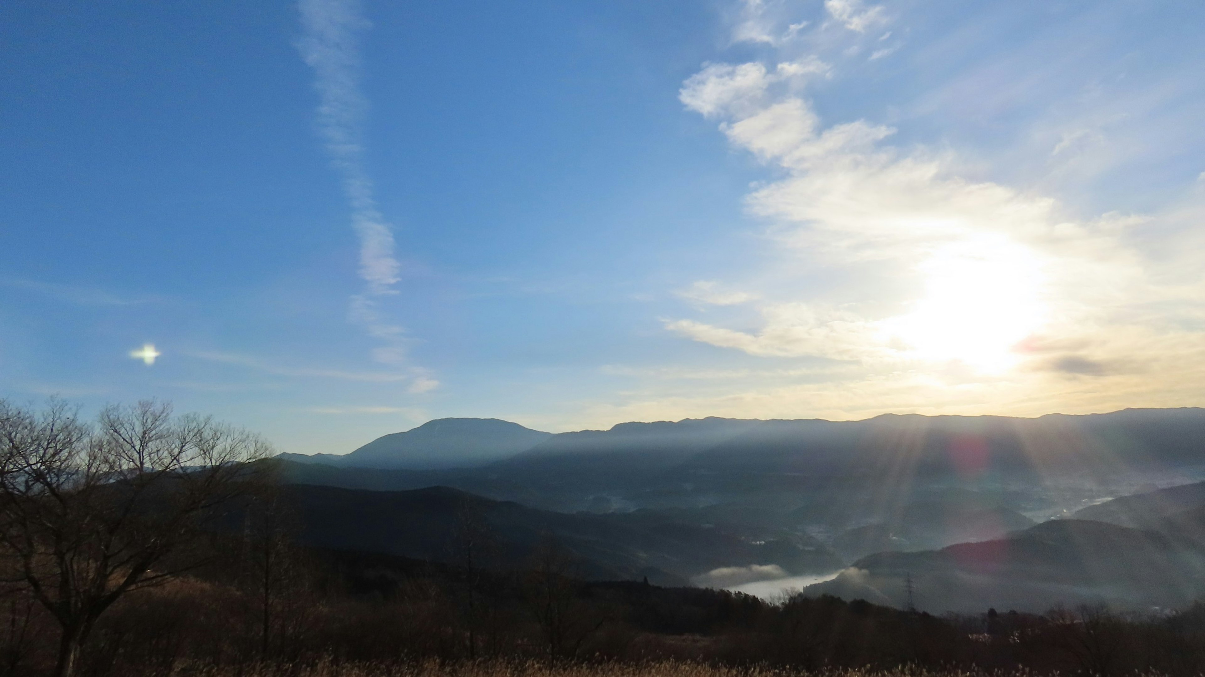 Hermoso paisaje con cielo azul y montañas iluminadas por el amanecer