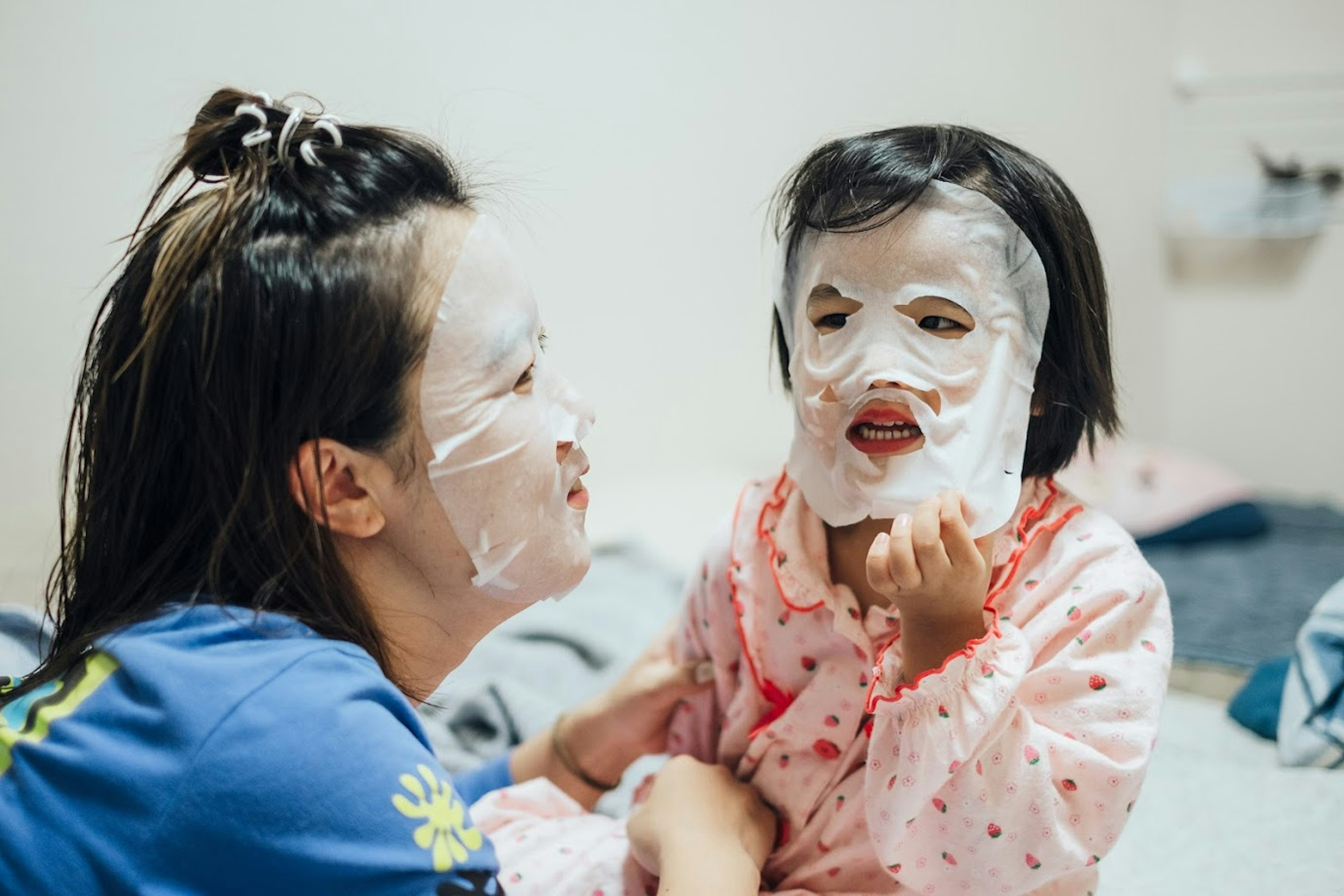 Ibu dan anak berbagi momen menyenangkan dengan masker wajah