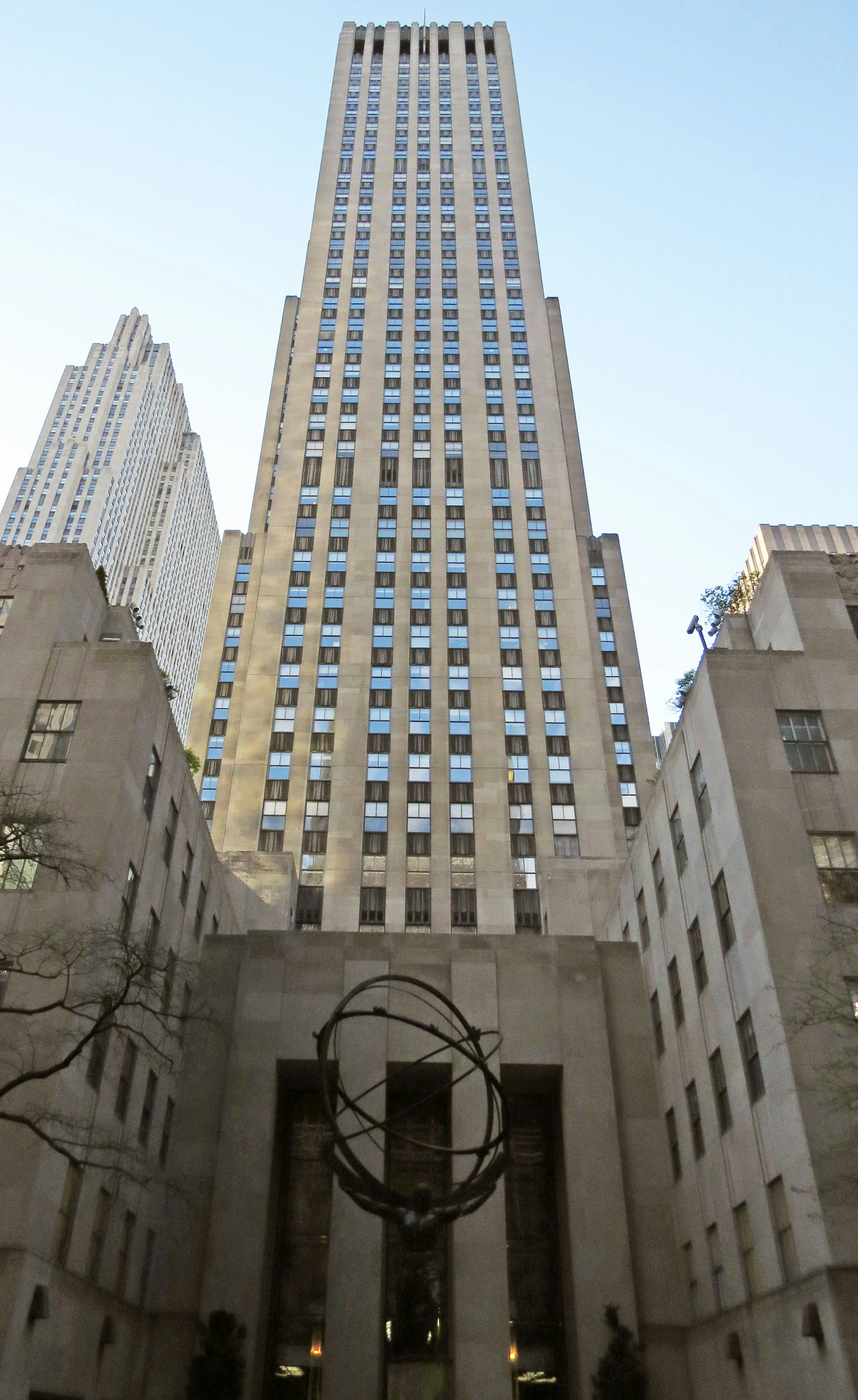 Tampilan luar gedung pencakar langit Rockefeller Center dengan bangunan di sekitarnya